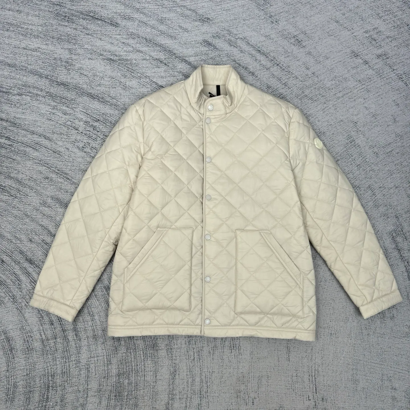 P690 moncler 25SS new Oise short diagonal cotton jacket SIZE 1/2/3/4 This jacket is made of Airsoft fabric, easily showing off its exquisite style. This protective fabric is lightweight, soft and resistant to rain damage. Four-button and zipper opening and closing design, the sleeves are decorated with Mengjia's classic silicone armbands, the style is novel and unique, the upper body is super comfortable and handsome, highly recommended! Color: blue beige