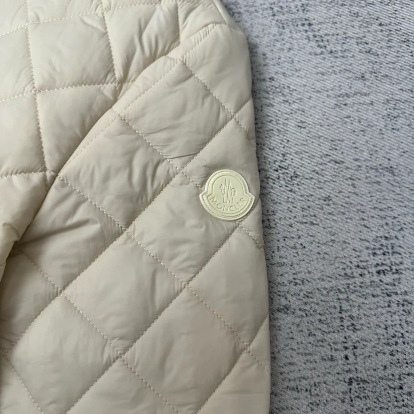 P690 moncler 25SS new Oise short diagonal cotton jacket SIZE 1/2/3/4 This jacket is made of Airsoft fabric, easily showing off its exquisite style. This protective fabric is lightweight, soft and resistant to rain damage. Four-button and zipper opening and closing design, the sleeves are decorated with Mengjia's classic silicone armbands, the style is novel and unique, the upper body is super comfortable and handsome, highly recommended! Color: blue beige