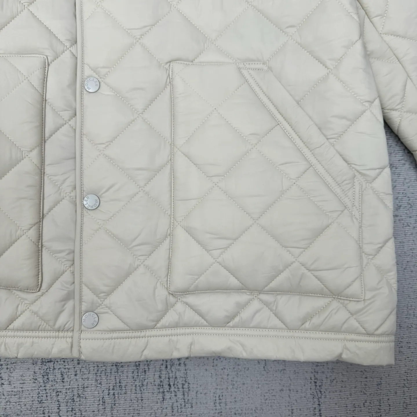 P690 moncler 25SS new Oise short diagonal cotton jacket SIZE 1/2/3/4 This jacket is made of Airsoft fabric, easily showing off its exquisite style. This protective fabric is lightweight, soft and resistant to rain damage. Four-button and zipper opening and closing design, the sleeves are decorated with Mengjia's classic silicone armbands, the style is novel and unique, the upper body is super comfortable and handsome, highly recommended! Color: blue beige