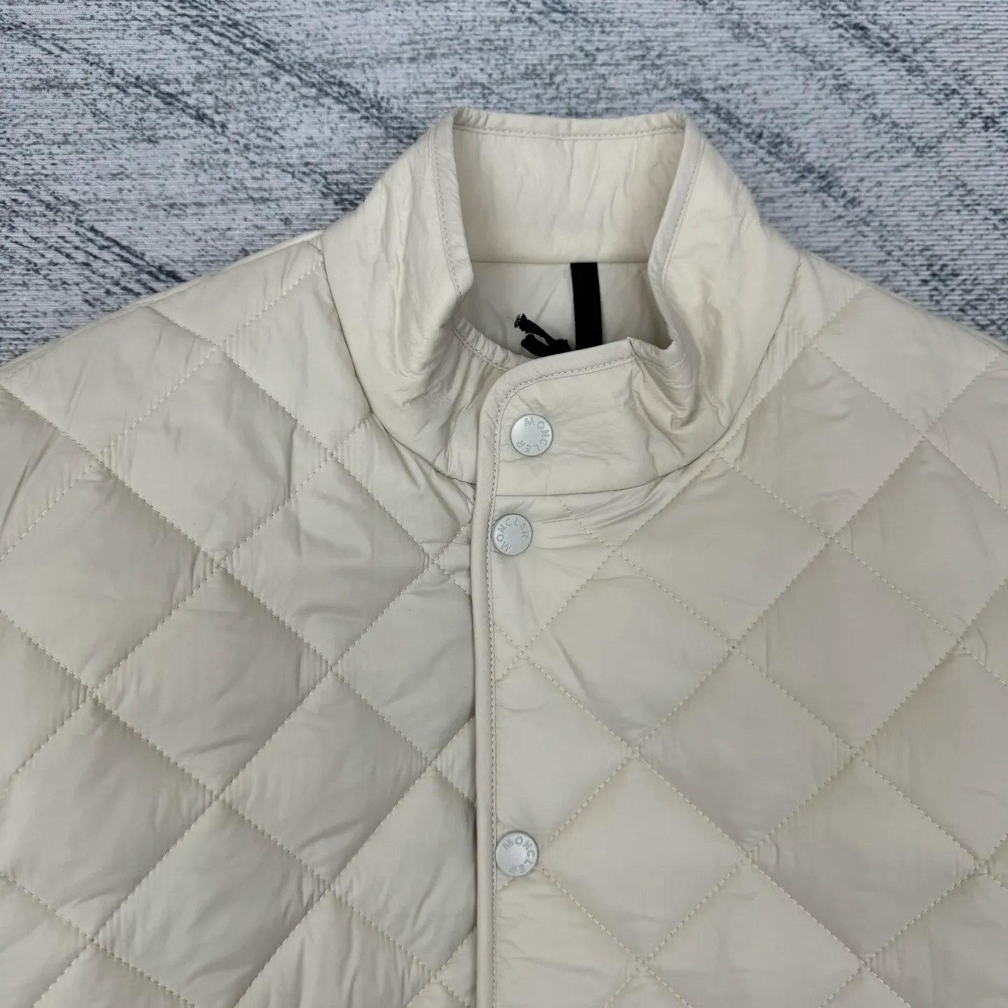 P690 moncler 25SS new Oise short diagonal cotton jacket SIZE 1/2/3/4 This jacket is made of Airsoft fabric, easily showing off its exquisite style. This protective fabric is lightweight, soft and resistant to rain damage. Four-button and zipper opening and closing design, the sleeves are decorated with Mengjia's classic silicone armbands, the style is novel and unique, the upper body is super comfortable and handsome, highly recommended! Color: blue beige