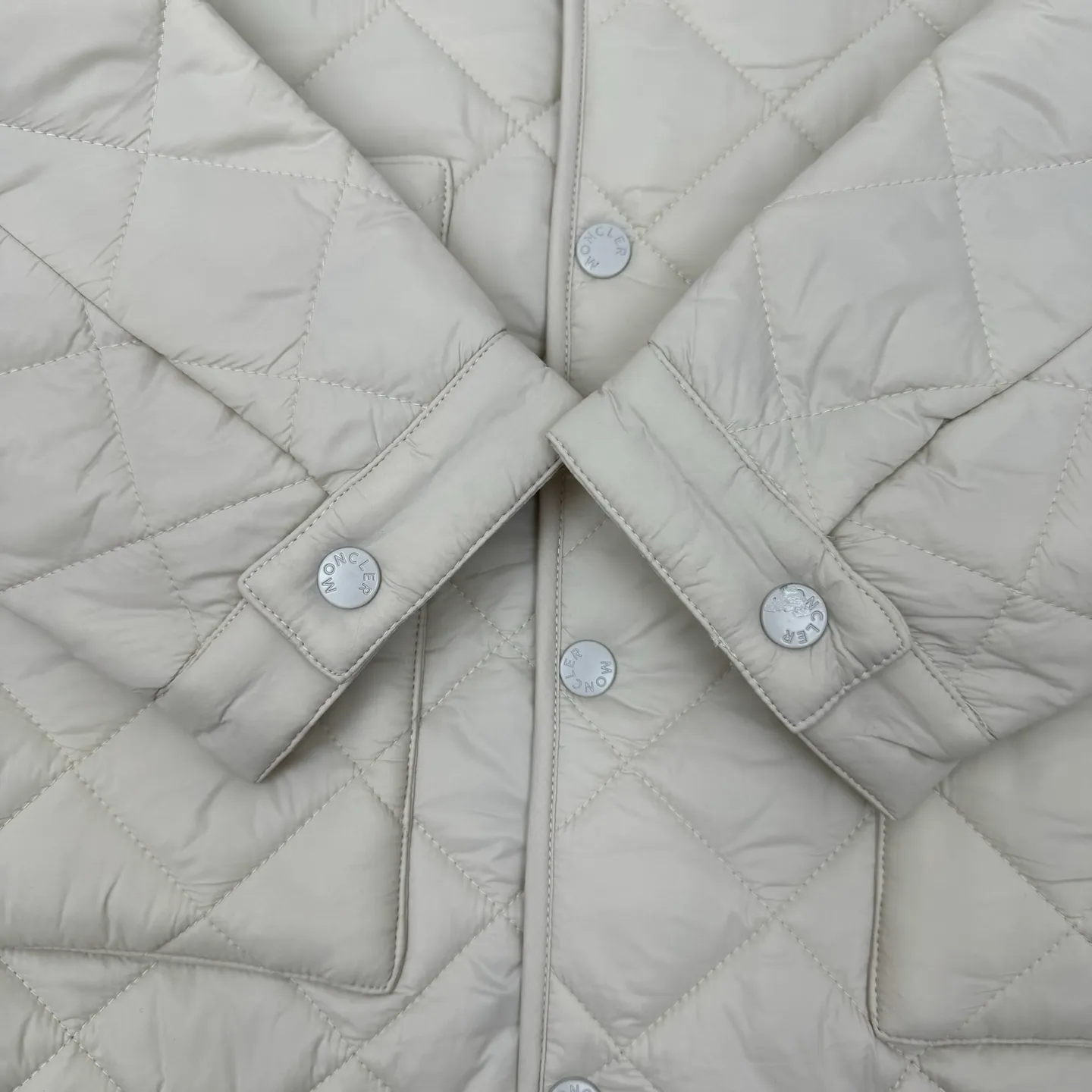 P690 moncler 25SS new Oise short diagonal cotton jacket SIZE 1/2/3/4 This jacket is made of Airsoft fabric, easily showing off its exquisite style. This protective fabric is lightweight, soft and resistant to rain damage. Four-button and zipper opening and closing design, the sleeves are decorated with Mengjia's classic silicone armbands, the style is novel and unique, the upper body is super comfortable and handsome, highly recommended! Color: blue beige