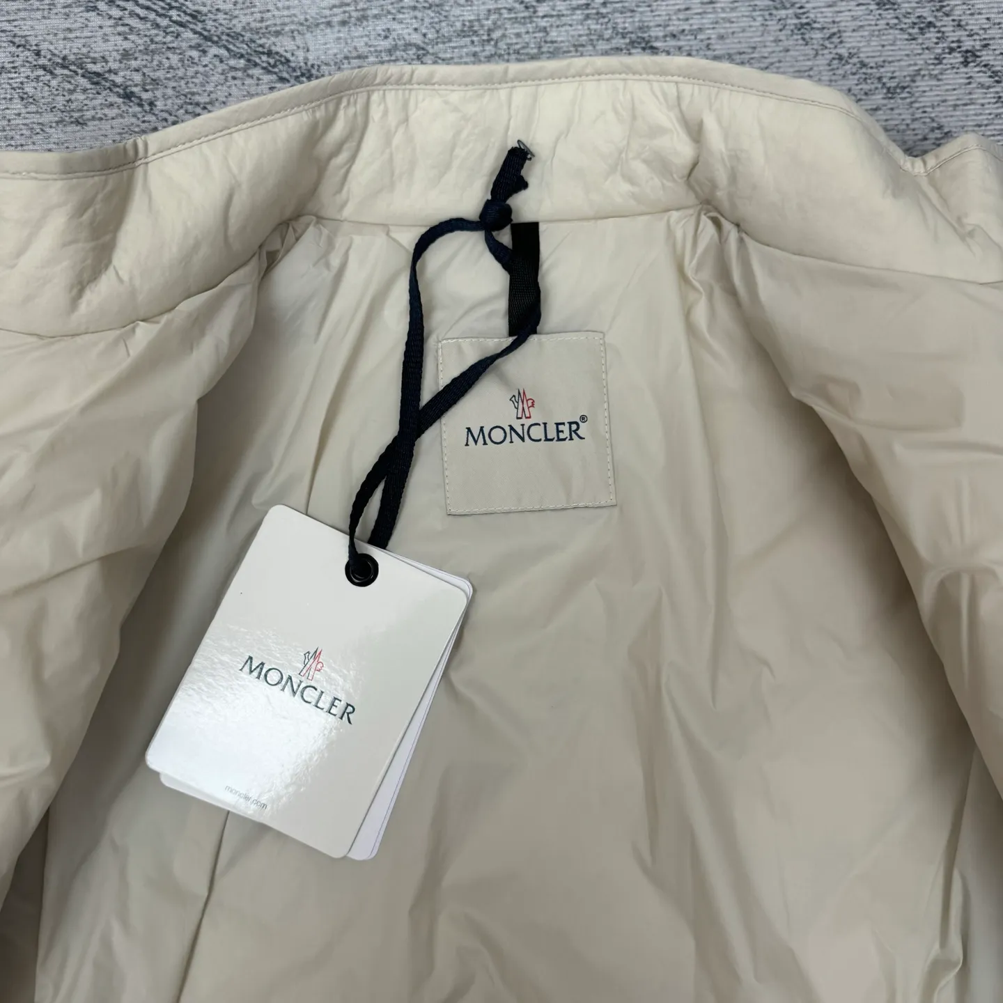 P690 moncler 25SS new Oise short diagonal cotton jacket SIZE 1/2/3/4 This jacket is made of Airsoft fabric, easily showing off its exquisite style. This protective fabric is lightweight, soft and resistant to rain damage. Four-button and zipper opening and closing design, the sleeves are decorated with Mengjia's classic silicone armbands, the style is novel and unique, the upper body is super comfortable and handsome, highly recommended! Color: blue beige