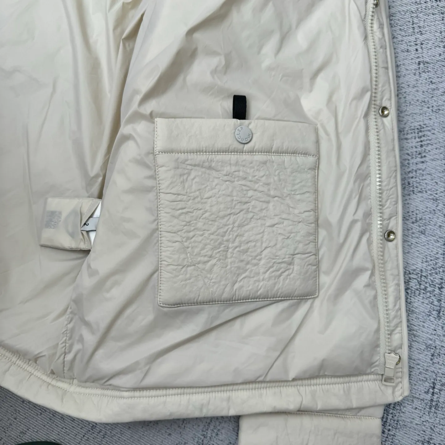 P690 moncler 25SS new Oise short diagonal cotton jacket SIZE 1/2/3/4 This jacket is made of Airsoft fabric, easily showing off its exquisite style. This protective fabric is lightweight, soft and resistant to rain damage. Four-button and zipper opening and closing design, the sleeves are decorated with Mengjia's classic silicone armbands, the style is novel and unique, the upper body is super comfortable and handsome, highly recommended! Color: blue beige