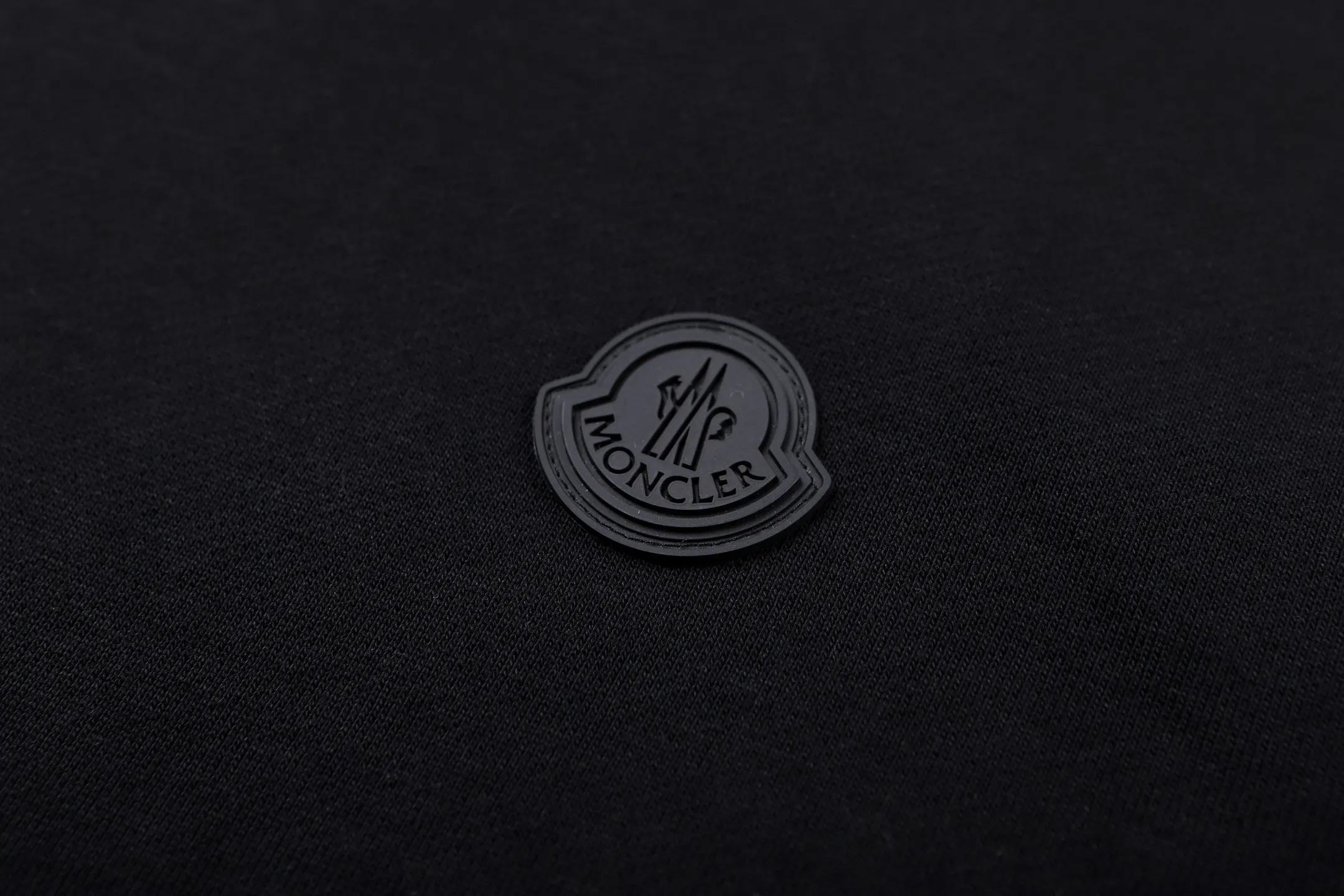 P460 Moncler hooded sweatshirt with back logo. The original version was purchased for 6,150 and developed. The fabric is made of 420 grams of new Maybach combed cotton terry sweatshirt material. The ribs are made of 480 grams of 2*2 100% cotton combed cotton rib. The fabric is enzyme washed, high-temperature heat stamping, customized with 1:1 adhesive label and customized 1:1 trademark. The overall wiring is straight and delicate, the fabric is comfortable and soft, and the color is consistent with no color difference. It can be matched with the same style to create a fashionable look, and can be used in various occasions. Customized accessories, complete with three standards, the same style for men and women. Size:S-M-L-XL