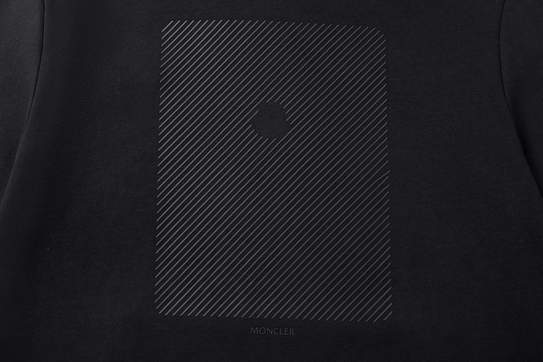 P460 Moncler hooded sweatshirt with back logo. The original version was purchased for 6,150 and developed. The fabric is made of 420 grams of new Maybach combed cotton terry sweatshirt material. The ribs are made of 480 grams of 2*2 100% cotton combed cotton rib. The fabric is enzyme washed, high-temperature heat stamping, customized with 1:1 adhesive label and customized 1:1 trademark. The overall wiring is straight and delicate, the fabric is comfortable and soft, and the color is consistent with no color difference. It can be matched with the same style to create a fashionable look, and can be used in various occasions. Customized accessories, complete with three standards, the same style for men and women. Size:S-M-L-XL