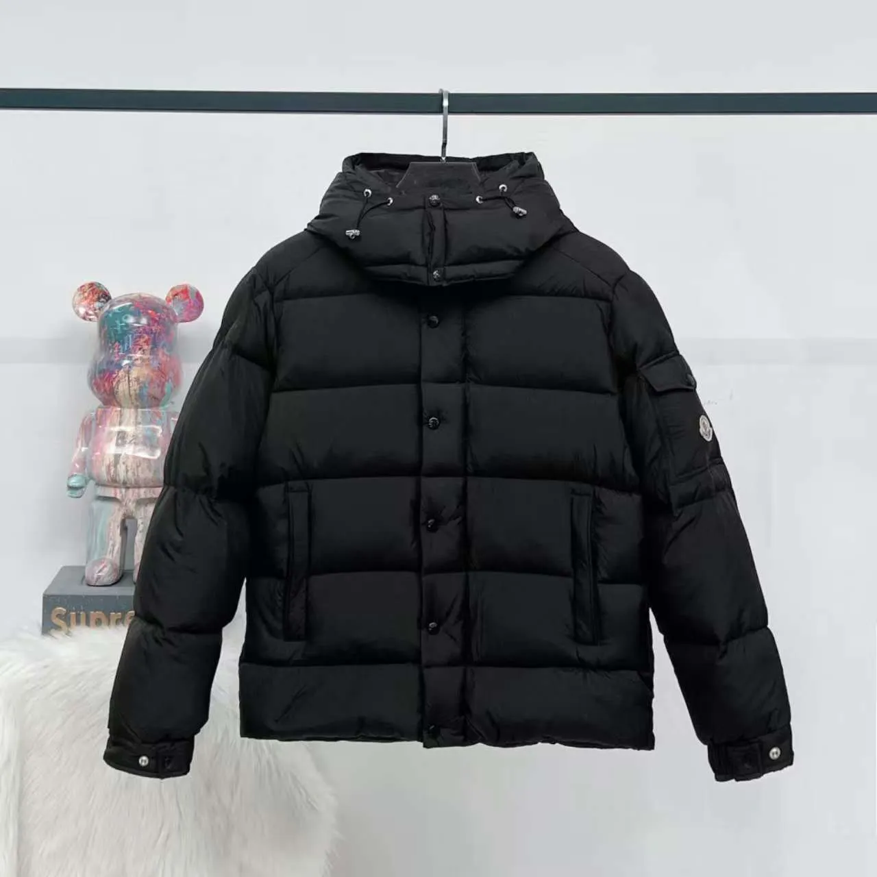 P800 top version] Moncler down jacket with hanging mouth. It adopts a detachable hood design, button placket, and the overall style is fluffy and has good warmth retention. The brand's iconic badge on the sleeve arm is one of the identifying features. It has achieved a series of misunderstandings such as the original NFC inductive anti-counterfeiting chip, the national standard 95% pure white duck down, the exclusive use of top-grade down on the market, and never fake goose down. Perfect filling using direct velvet filling technology, the fluffy texture is very good. The lightness, warmth and cold protection ability are improved to the maximum. The original processing factory produces electroplated hardware, all customized by the original factory, and not all types of replicas on the market. Style number: 5606# Color: black Code number: 1.2.3.4.5