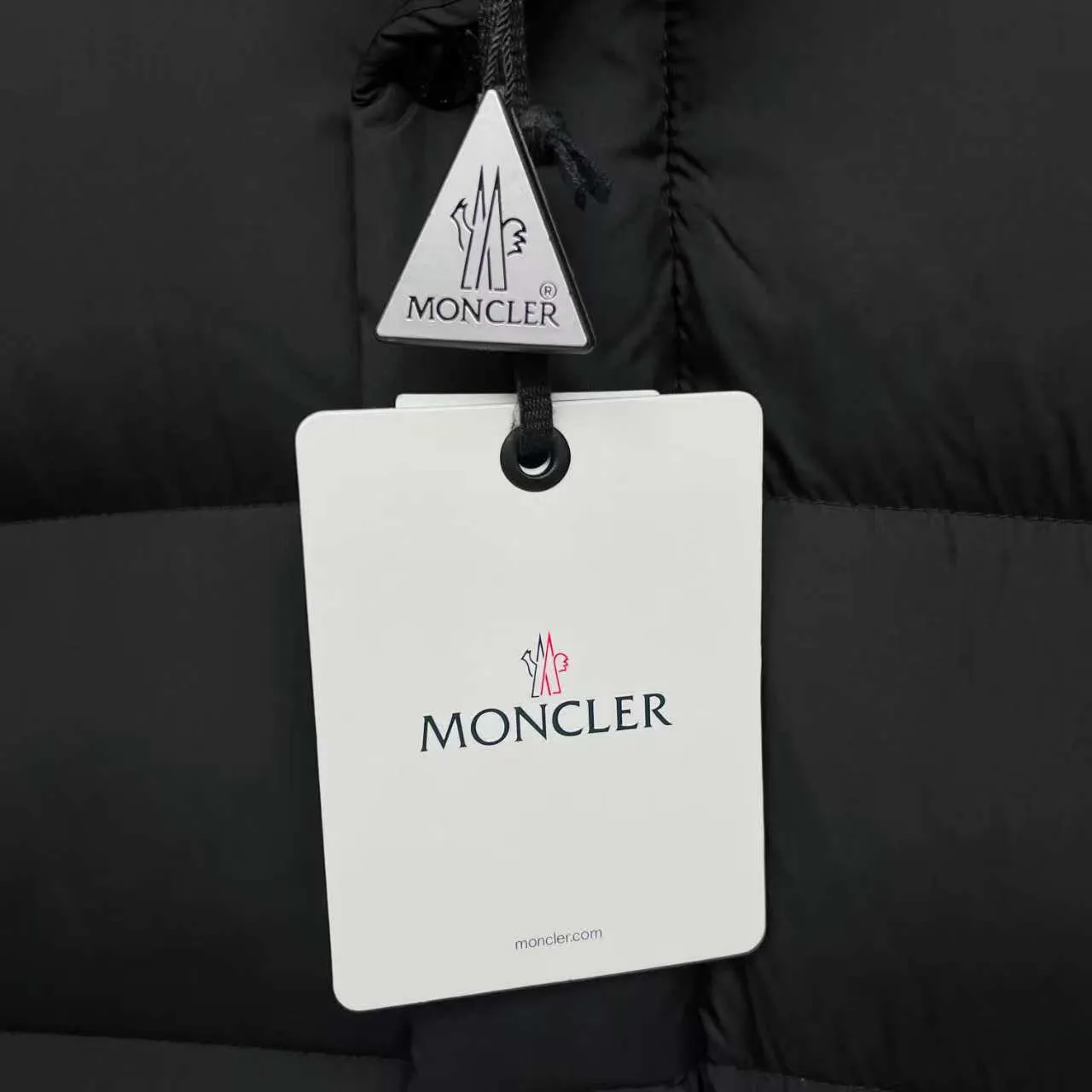 P800 top version] Moncler down jacket with hanging mouth. It adopts a detachable hood design, button placket, and the overall style is fluffy and has good warmth retention. The brand's iconic badge on the sleeve arm is one of the identifying features. It has achieved a series of misunderstandings such as the original NFC inductive anti-counterfeiting chip, the national standard 95% pure white duck down, the exclusive use of top-grade down on the market, and never fake goose down. Perfect filling using direct velvet filling technology, the fluffy texture is very good. The lightness, warmth and cold protection ability are improved to the maximum. The original processing factory produces electroplated hardware, all customized by the original factory, and not all types of replicas on the market. Style number: 5606# Color: black Code number: 1.2.3.4.5