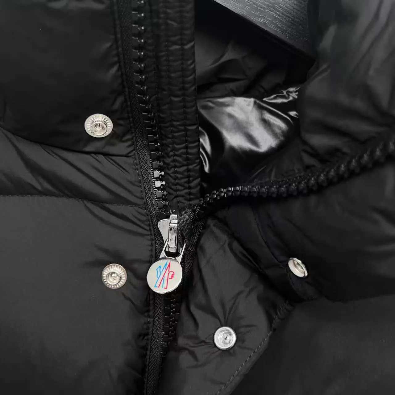 P800 top version] Moncler down jacket with hanging mouth. It adopts a detachable hood design, button placket, and the overall style is fluffy and has good warmth retention. The brand's iconic badge on the sleeve arm is one of the identifying features. It has achieved a series of misunderstandings such as the original NFC inductive anti-counterfeiting chip, the national standard 95% pure white duck down, the exclusive use of top-grade down on the market, and never fake goose down. Perfect filling using direct velvet filling technology, the fluffy texture is very good. The lightness, warmth and cold protection ability are improved to the maximum. The original processing factory produces electroplated hardware, all customized by the original factory, and not all types of replicas on the market. Style number: 5606# Color: black Code number: 1.2.3.4.5