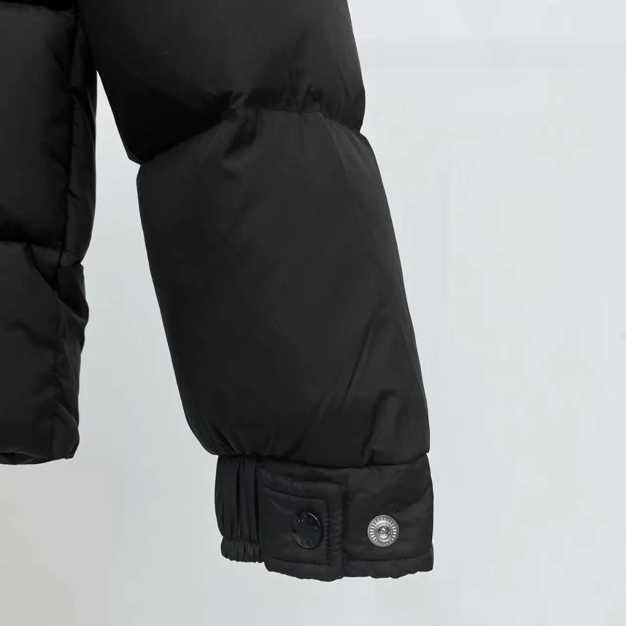 P800 top version] Moncler down jacket with hanging mouth. It adopts a detachable hood design, button placket, and the overall style is fluffy and has good warmth retention. The brand's iconic badge on the sleeve arm is one of the identifying features. It has achieved a series of misunderstandings such as the original NFC inductive anti-counterfeiting chip, the national standard 95% pure white duck down, the exclusive use of top-grade down on the market, and never fake goose down. Perfect filling using direct velvet filling technology, the fluffy texture is very good. The lightness, warmth and cold protection ability are improved to the maximum. The original processing factory produces electroplated hardware, all customized by the original factory, and not all types of replicas on the market. Style number: 5606# Color: black Code number: 1.2.3.4.5