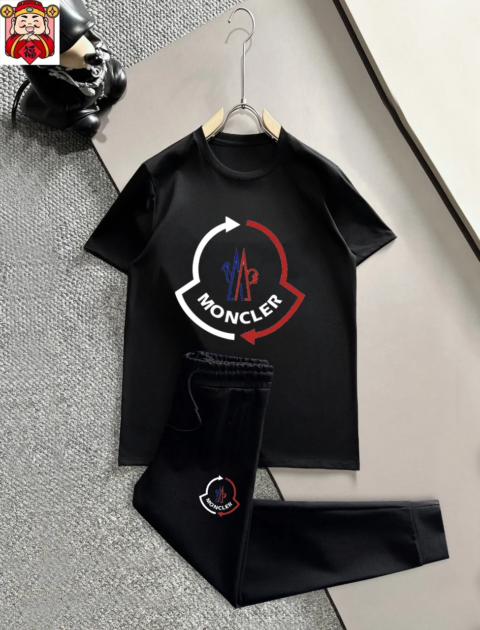P330 [MONCLER] (Fat Man's Gospel) The same style as the 2025 official website. World-renowned luxury brand. Summer men's (double mercerized) high-quality 🐂 suit. It is made of imported original fabrics. It is a trendy style of the season and a versatile hit. Simple and elegant, precise workmanship allows you to be at the top of fashion. Size: M-5XL (can be worn up to 220 pounds)