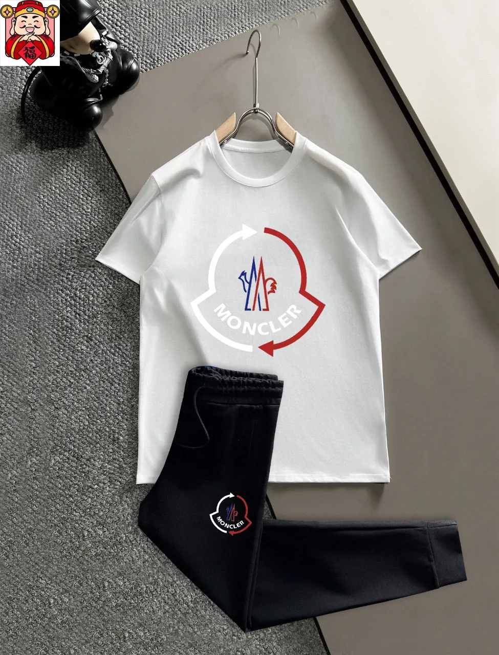 P330 [MONCLER] (Fat Man's Gospel) The same style as the 2025 official website. World-renowned luxury brand. Summer men's (double mercerized) high-quality 🐂 suit. It is made of imported original fabrics. It is a trendy style of the season and a versatile hit. Simple and elegant, precise workmanship allows you to be at the top of fashion. Size: M-5XL (can be worn up to 220 pounds)