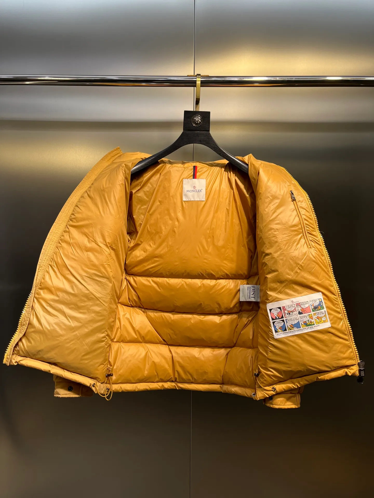P820 ​​Moncler 🌟Mouth Mouth New Autumn and Winter Matte Classic Maya! Official website synchronized 🈶sale! Yuhuang's century-old evergreen series of products! The latest product from Mayan culture! 90 down filling, the fullness of the down can be seen with the naked eye. Disassembled, the fabric is soft and textured. It continues to be a hot seller, and the upper body is lighter and more comfortable. Color: black green yellow size: 12345