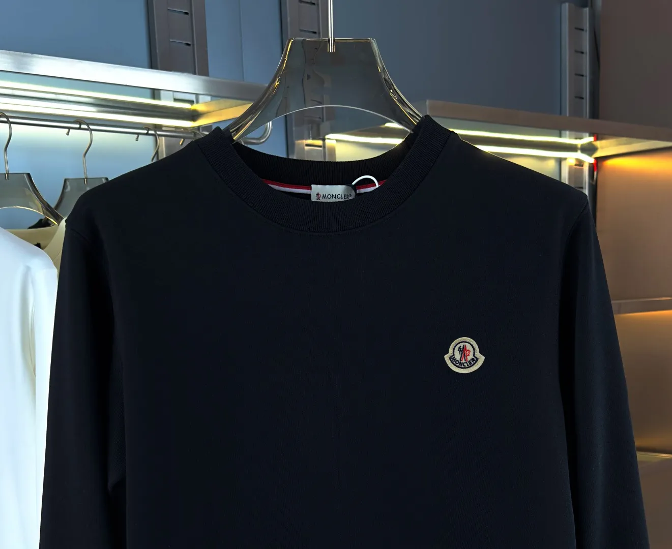 P210 high version sweatshirt) 📦With exclusive picture packaging📦 [Long-term ready stock] Upgraded version "Mobile phone smart sensor ~ NFC chip armband ~ Direct access to the official website anti-counterfeiting" 〖 𝐌𝐎𝐍𝐂𝐋𝐄𝐑 ~ Mouth covering〗 2025 new high quality, using 450g heavyweight fabric Different from the market currency, you can mix and match everything at will and you will be handsome😎The whole clothes is made of double waistcoats. The double waistcoats make the whole dress more three-dimensional. It is not an ordinary factory that can do such fine work. 2025 autumn and winter new style, on sale at the counter, exquisite printed round neck terry sweatshirt. High-end double-ply cotton. Customized stretch ribs are dyed in the same vat. Three standards are complete. It is matched with digital printing patterns and is very breathable. Same style for men and women. Color: black, white, apricot. Size: S M L XL 2XL