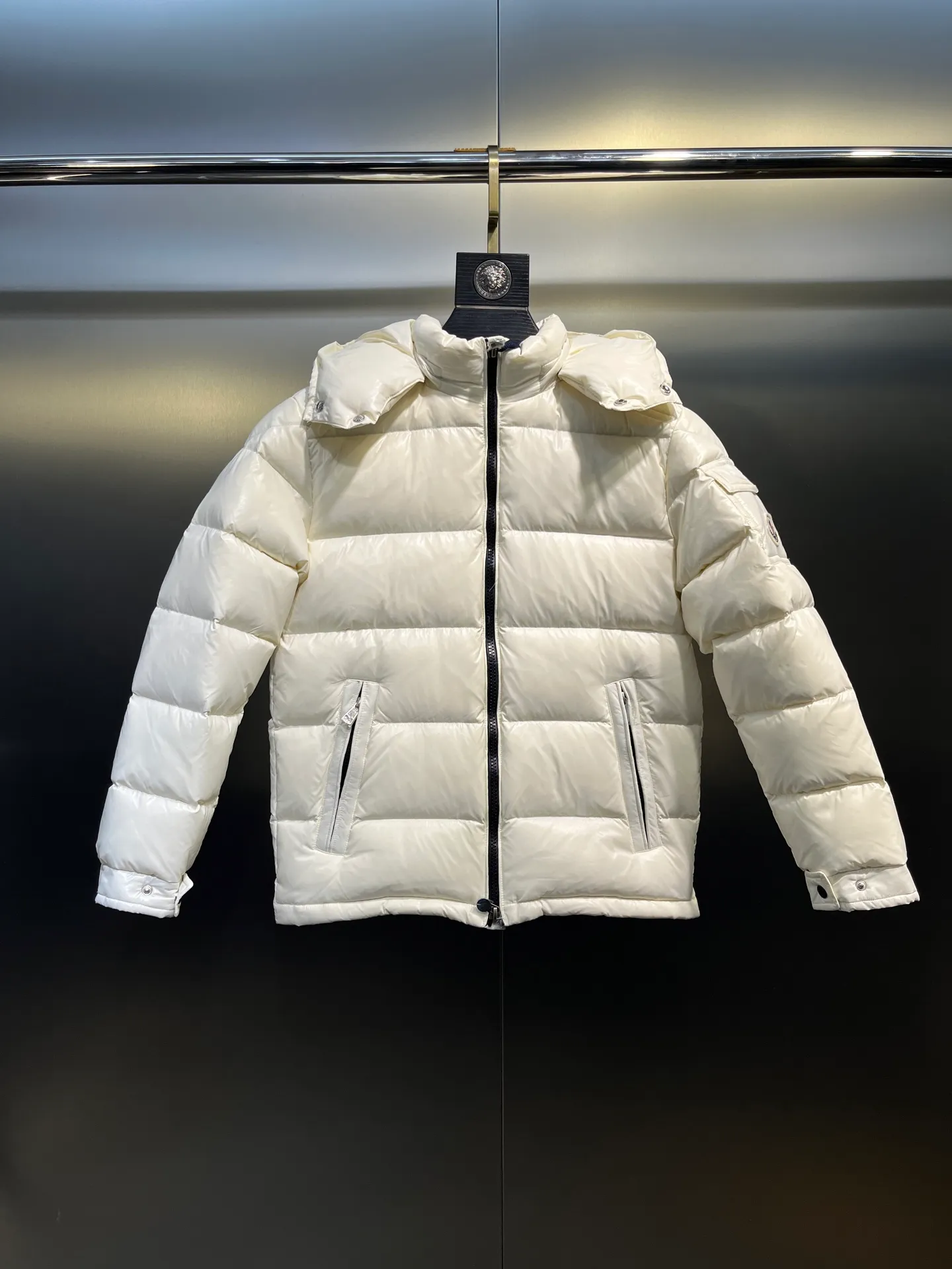 P640 𝗠𝗼𝗻𝗰𝗹𝗲𝗿 /𝗺𝗮𝘆𝗮 Model 026 Children's Maya Down Jacket Children's Maya short down jacket is specially designed to withstand cold winter weather and pays tribute to the mountains with high-performance design. Warm down jacket interprets iconic Moncler design from a child's perspective. 1⃣️The material is made of nylon laque fabric, exclusively customized, stain-resistant, and easier to wipe and clean. 2⃣️Embellished with brand logo, wool felt embroidery label, Behringer embroidery machine with electric embroidery, and imported embroidery thread to ensure that every word is full and three-dimensional. Clear. It can be called the most expensive embroidered label! 3⃣️ New international standard 90 white goose down, imported goose down filling, imported anti-drilling velvet liner cloth that does not run away. 4⃣️The front is decorated with a zipper fly closure, which locks in temperature instantly. The full set of hardware zippers are original and customized, with the M logo.  size：110-160