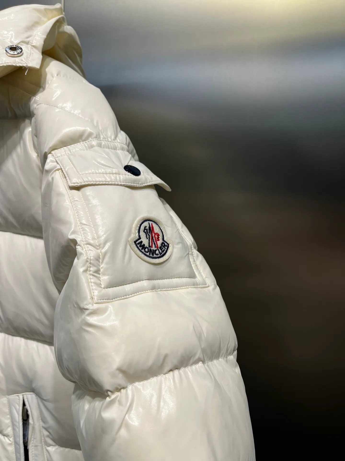 P640 𝗠𝗼𝗻𝗰𝗹𝗲𝗿 /𝗺𝗮𝘆𝗮 Model 026 Children's Maya Down Jacket Children's Maya short down jacket is specially designed to withstand cold winter weather and pays tribute to the mountains with high-performance design. Warm down jacket interprets iconic Moncler design from a child's perspective. 1⃣️The material is made of nylon laque fabric, exclusively customized, stain-resistant, and easier to wipe and clean. 2⃣️Embellished with brand logo, wool felt embroidery label, Behringer embroidery machine with electric embroidery, and imported embroidery thread to ensure that every word is full and three-dimensional. Clear. It can be called the most expensive embroidered label! 3⃣️ New international standard 90 white goose down, imported goose down filling, imported anti-drilling velvet liner cloth that does not run away. 4⃣️The front is decorated with a zipper fly closure, which locks in temperature instantly. The full set of hardware zippers are original and customized, with the M logo.  size：110-160