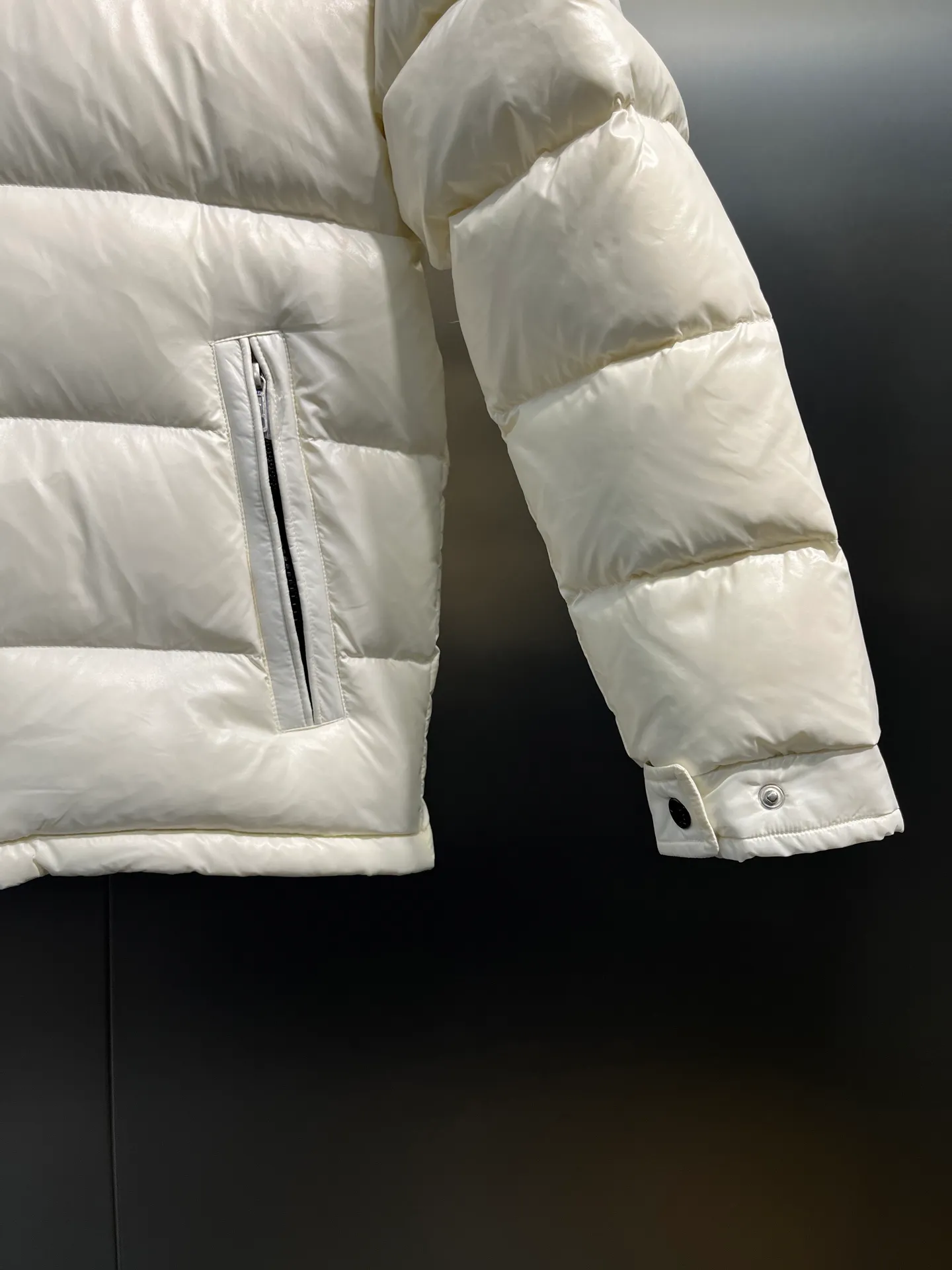P640 𝗠𝗼𝗻𝗰𝗹𝗲𝗿 /𝗺𝗮𝘆𝗮 Model 026 Children's Maya Down Jacket Children's Maya short down jacket is specially designed to withstand cold winter weather and pays tribute to the mountains with high-performance design. Warm down jacket interprets iconic Moncler design from a child's perspective. 1⃣️The material is made of nylon laque fabric, exclusively customized, stain-resistant, and easier to wipe and clean. 2⃣️Embellished with brand logo, wool felt embroidery label, Behringer embroidery machine with electric embroidery, and imported embroidery thread to ensure that every word is full and three-dimensional. Clear. It can be called the most expensive embroidered label! 3⃣️ New international standard 90 white goose down, imported goose down filling, imported anti-drilling velvet liner cloth that does not run away. 4⃣️The front is decorated with a zipper fly closure, which locks in temperature instantly. The full set of hardware zippers are original and customized, with the M logo.  size：110-160