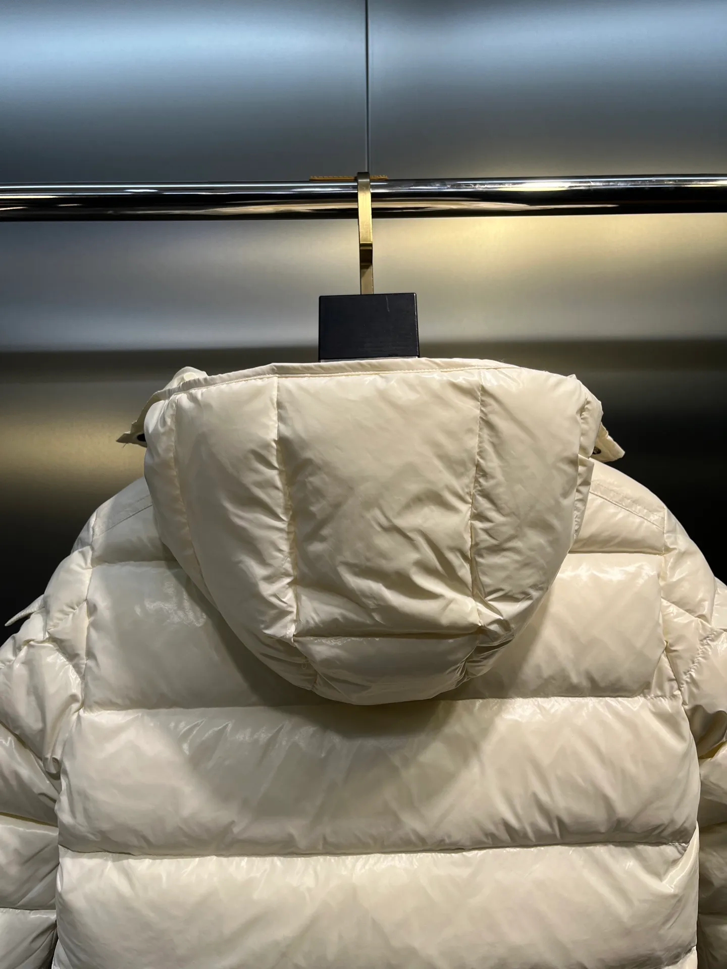P640 𝗠𝗼𝗻𝗰𝗹𝗲𝗿 /𝗺𝗮𝘆𝗮 Model 026 Children's Maya Down Jacket Children's Maya short down jacket is specially designed to withstand cold winter weather and pays tribute to the mountains with high-performance design. Warm down jacket interprets iconic Moncler design from a child's perspective. 1⃣️The material is made of nylon laque fabric, exclusively customized, stain-resistant, and easier to wipe and clean. 2⃣️Embellished with brand logo, wool felt embroidery label, Behringer embroidery machine with electric embroidery, and imported embroidery thread to ensure that every word is full and three-dimensional. Clear. It can be called the most expensive embroidered label! 3⃣️ New international standard 90 white goose down, imported goose down filling, imported anti-drilling velvet liner cloth that does not run away. 4⃣️The front is decorated with a zipper fly closure, which locks in temperature instantly. The full set of hardware zippers are original and customized, with the M logo.  size：110-160