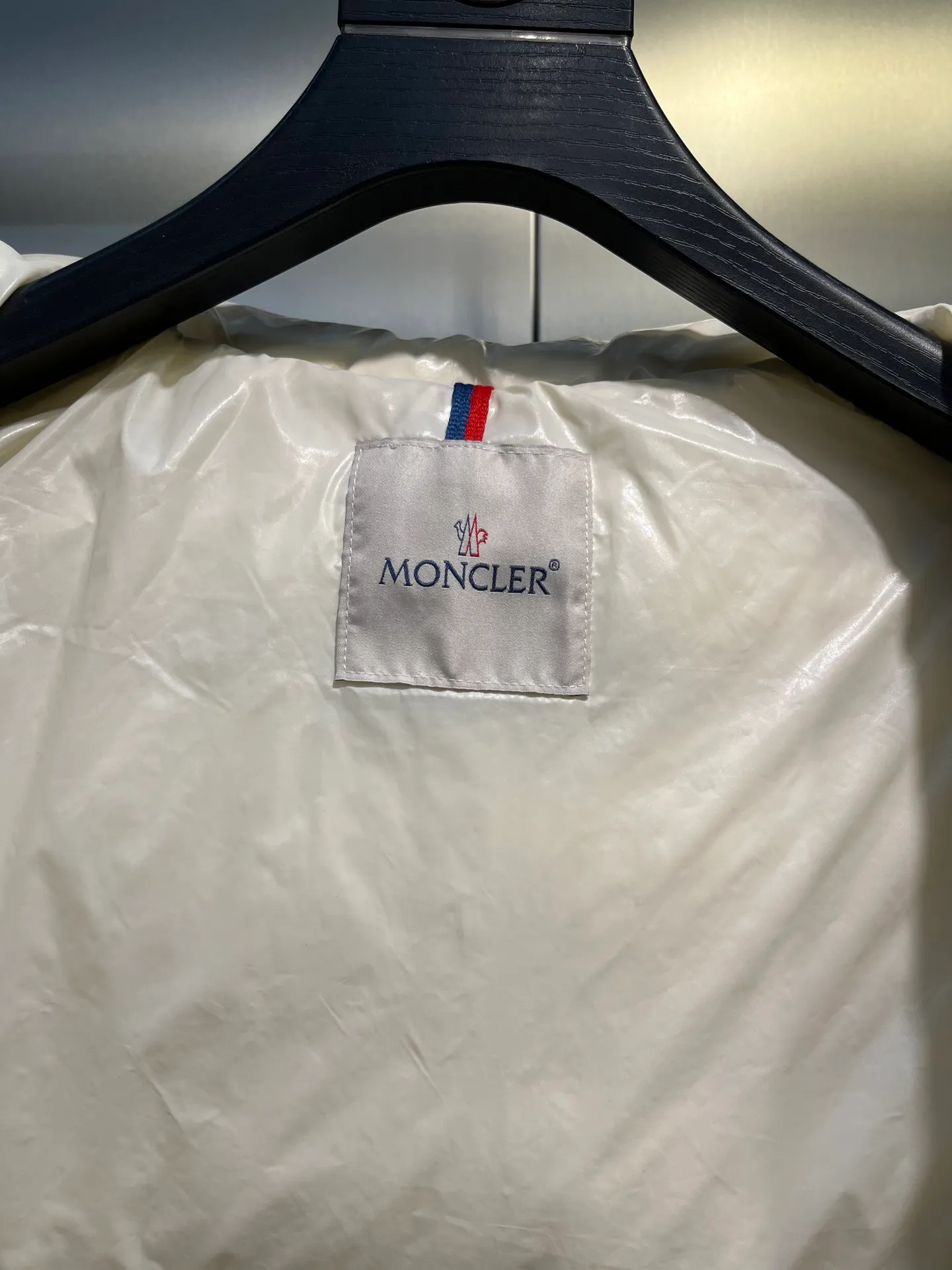 P640 𝗠𝗼𝗻𝗰𝗹𝗲𝗿 /𝗺𝗮𝘆𝗮 Model 026 Children's Maya Down Jacket Children's Maya short down jacket is specially designed to withstand cold winter weather and pays tribute to the mountains with high-performance design. Warm down jacket interprets iconic Moncler design from a child's perspective. 1⃣️The material is made of nylon laque fabric, exclusively customized, stain-resistant, and easier to wipe and clean. 2⃣️Embellished with brand logo, wool felt embroidery label, Behringer embroidery machine with electric embroidery, and imported embroidery thread to ensure that every word is full and three-dimensional. Clear. It can be called the most expensive embroidered label! 3⃣️ New international standard 90 white goose down, imported goose down filling, imported anti-drilling velvet liner cloth that does not run away. 4⃣️The front is decorated with a zipper fly closure, which locks in temperature instantly. The full set of hardware zippers are original and customized, with the M logo.  size：110-160