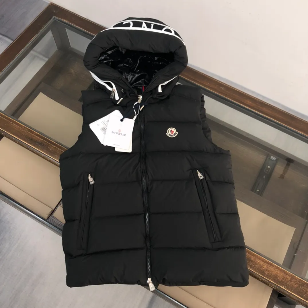 P720 Moncler 25 autumn and winter new style! Fashionable down vest! Down vest! The 100% cotton fabric selected from customers has extremely superior waterproof and breathable properties, and the fabric feels very soft, smooth and shiny! The inner filling is 90% white duck down, which has excellent fluffiness and resilience, and its cold-proof performance is unquestionable! Zipper pulls with customer-supplied brand letters engraved on them show off the aura of big brands everywhere, and they look good no matter how simple and elegant you wear them! Lightweight, convenient and warm, it can be paired with sweaters or sweatshirts! Fashionable and versatile color: black white size: 12345