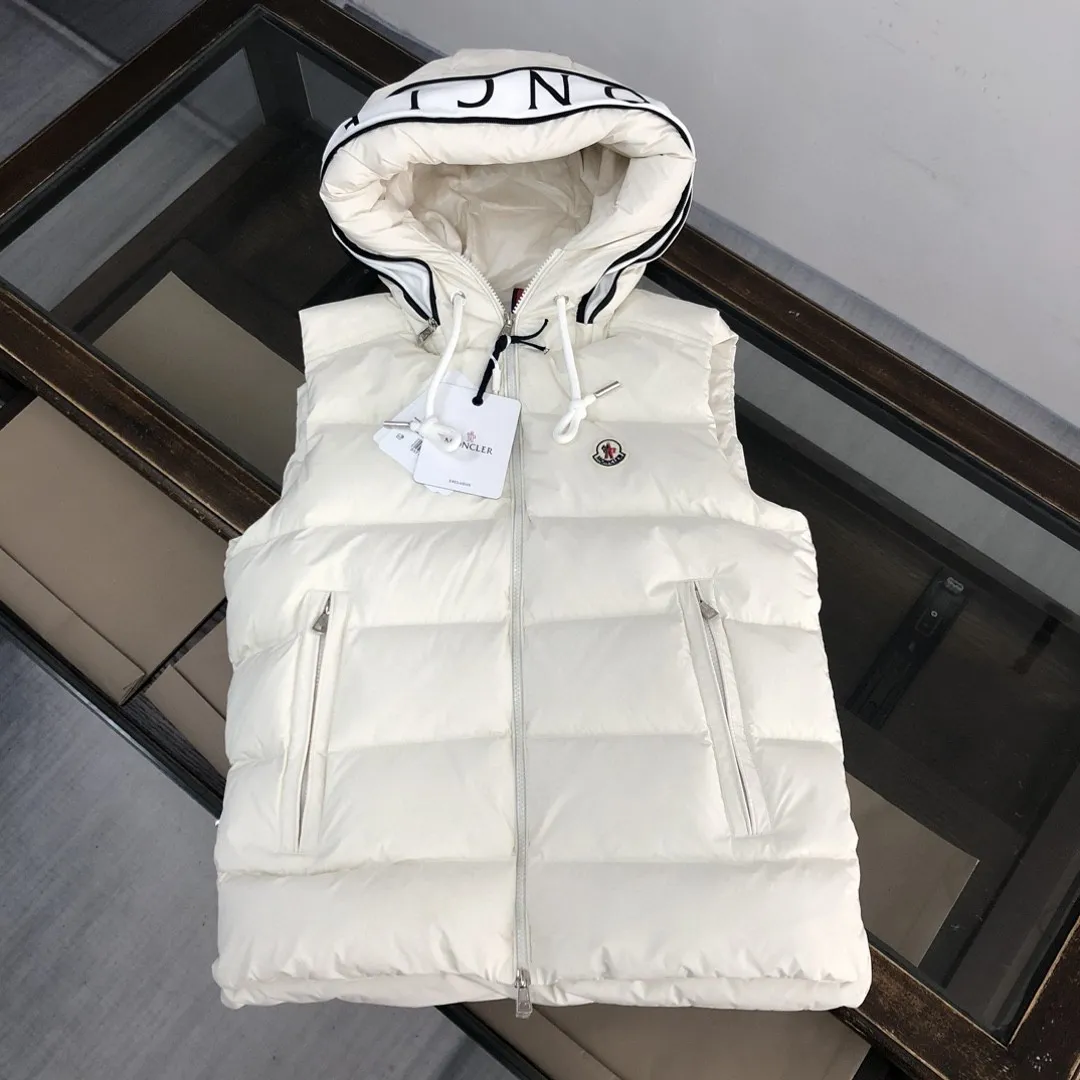 P720 Moncler 25 autumn and winter new style! Fashionable down vest! Down vest! The 100% cotton fabric selected from customers has extremely superior waterproof and breathable properties, and the fabric feels very soft, smooth and shiny! The inner filling is 90% white duck down, which has excellent fluffiness and resilience, and its cold-proof performance is unquestionable! Zipper pulls with customer-supplied brand letters engraved on them show off the aura of big brands everywhere, and they look good no matter how simple and elegant you wear them! Lightweight, convenient and warm, it can be paired with sweaters or sweatshirts! Fashionable and versatile color: black white size: 12345
