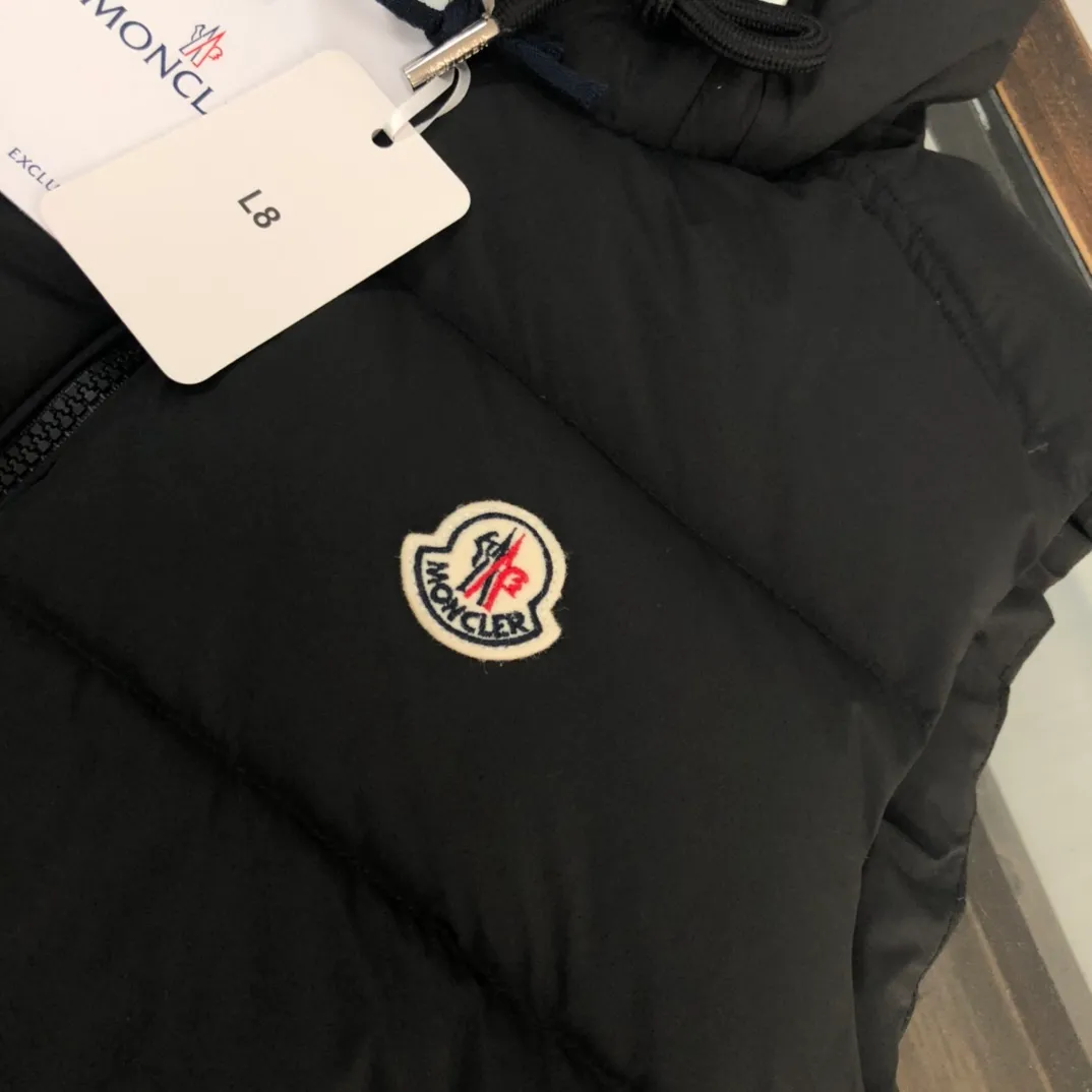 P720 Moncler 25 autumn and winter new style! Fashionable down vest! Down vest! The 100% cotton fabric selected from customers has extremely superior waterproof and breathable properties, and the fabric feels very soft, smooth and shiny! The inner filling is 90% white duck down, which has excellent fluffiness and resilience, and its cold-proof performance is unquestionable! Zipper pulls with customer-supplied brand letters engraved on them show off the aura of big brands everywhere, and they look good no matter how simple and elegant you wear them! Lightweight, convenient and warm, it can be paired with sweaters or sweatshirts! Fashionable and versatile color: black white size: 12345