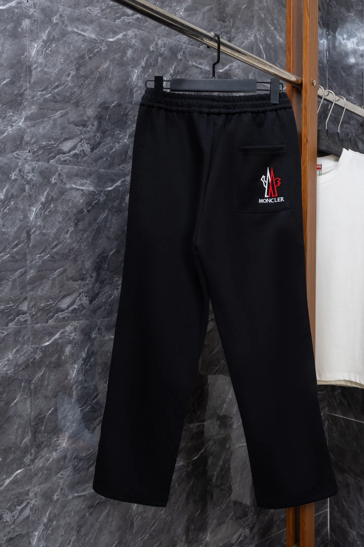 P220 Model No. J0198 MONCLER Men's classic embroidered logo webbing straight pants Made of 460 grams of pure cotton terry fabric with clear threading and 10,000-needle embroidery. Original order customization 1:1 with smooth and delicate lines. Better hand feel and texture. Not easy to deform, not easy to shrink, not easy to fade. Maintains long-lasting beauty. Color Black Gray Size S-XL