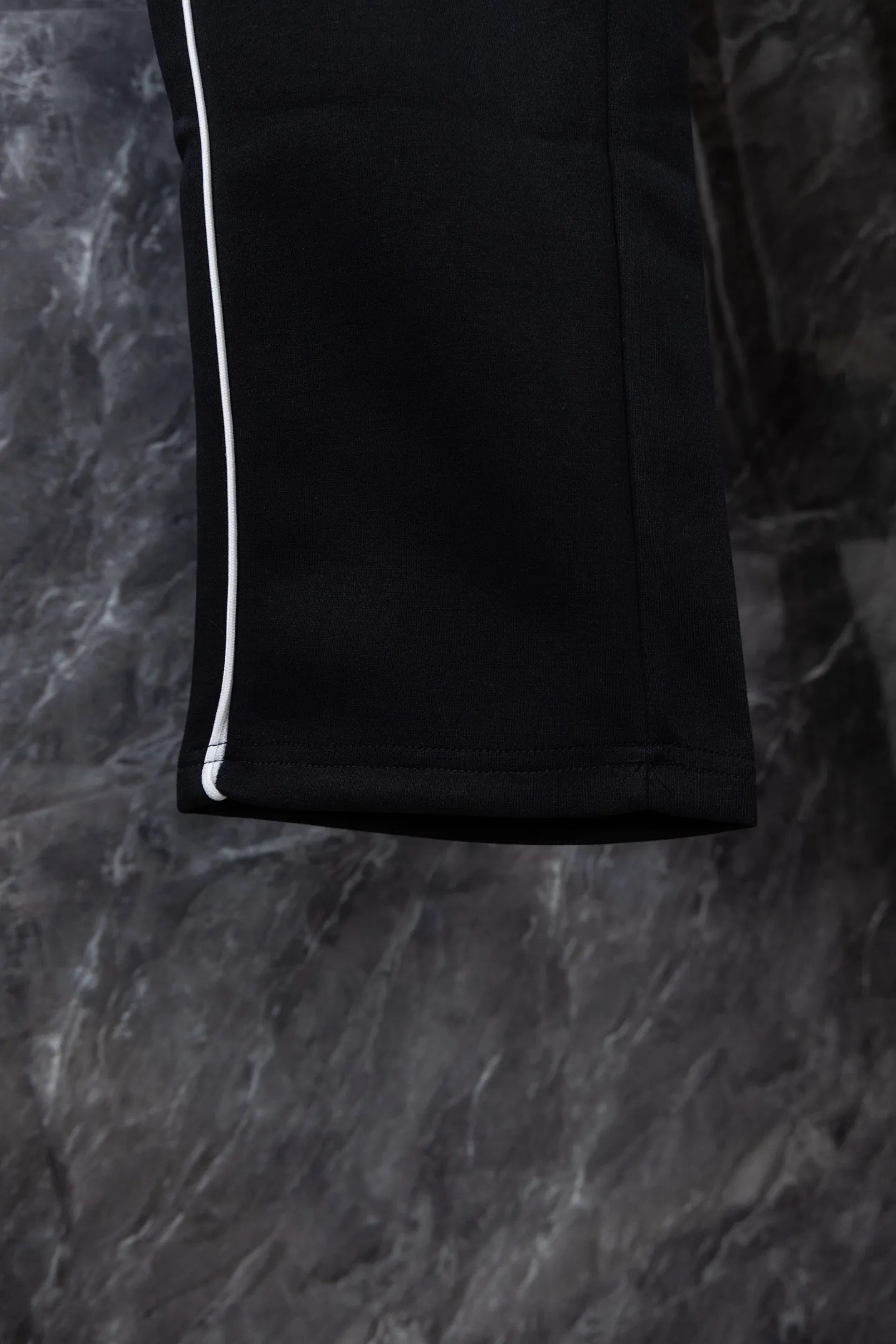 P220 Model No. J0198 MONCLER Men's classic embroidered logo webbing straight pants Made of 460 grams of pure cotton terry fabric with clear threading and 10,000-needle embroidery. Original order customization 1:1 with smooth and delicate lines. Better hand feel and texture. Not easy to deform, not easy to shrink, not easy to fade. Maintains long-lasting beauty. Color Black Gray Size S-XL