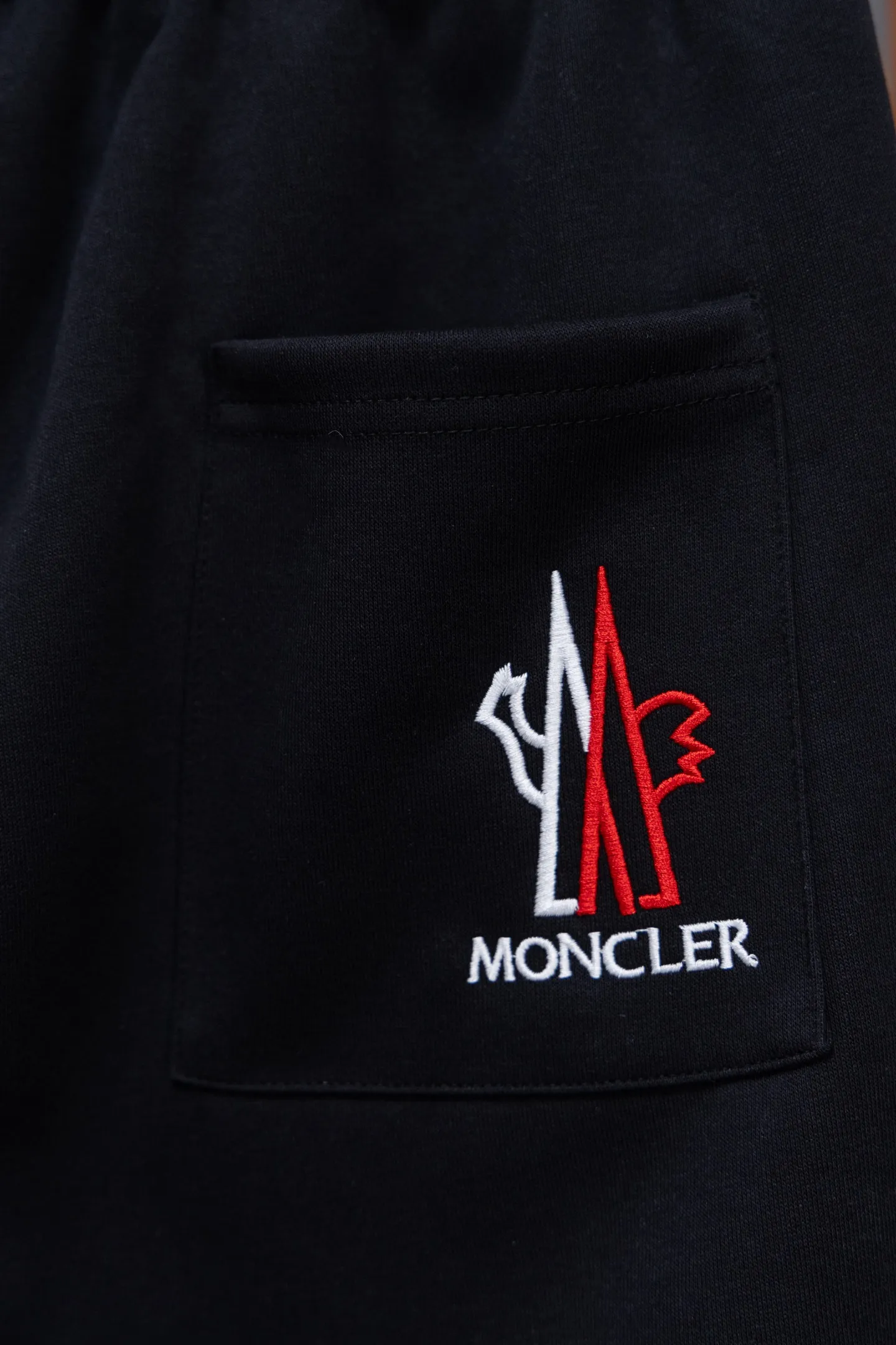 P220 Model No. J0198 MONCLER Men's classic embroidered logo webbing straight pants Made of 460 grams of pure cotton terry fabric with clear threading and 10,000-needle embroidery. Original order customization 1:1 with smooth and delicate lines. Better hand feel and texture. Not easy to deform, not easy to shrink, not easy to fade. Maintains long-lasting beauty. Color Black Gray Size S-XL