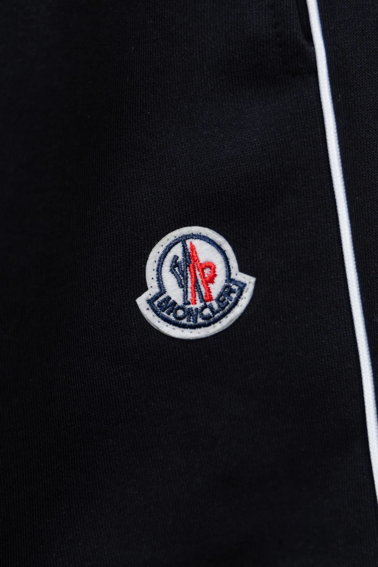 P220 Model No. J0198 MONCLER Men's classic embroidered logo webbing straight pants Made of 460 grams of pure cotton terry fabric with clear threading and 10,000-needle embroidery. Original order customization 1:1 with smooth and delicate lines. Better hand feel and texture. Not easy to deform, not easy to shrink, not easy to fade. Maintains long-lasting beauty. Color Black Gray Size S-XL
