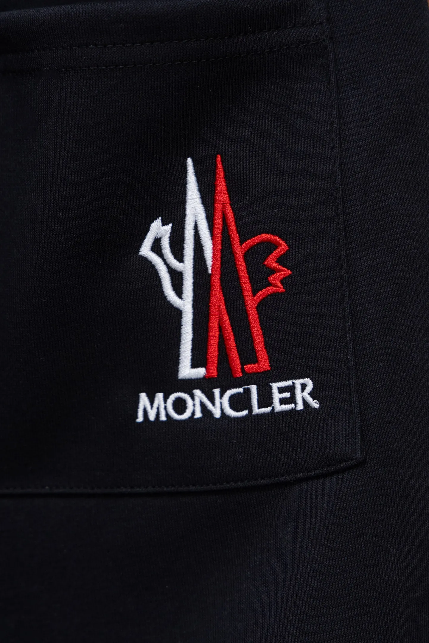 P220 Model No. J0198 MONCLER Men's classic embroidered logo webbing straight pants Made of 460 grams of pure cotton terry fabric with clear threading and 10,000-needle embroidery. Original order customization 1:1 with smooth and delicate lines. Better hand feel and texture. Not easy to deform, not easy to shrink, not easy to fade. Maintains long-lasting beauty. Color Black Gray Size S-XL