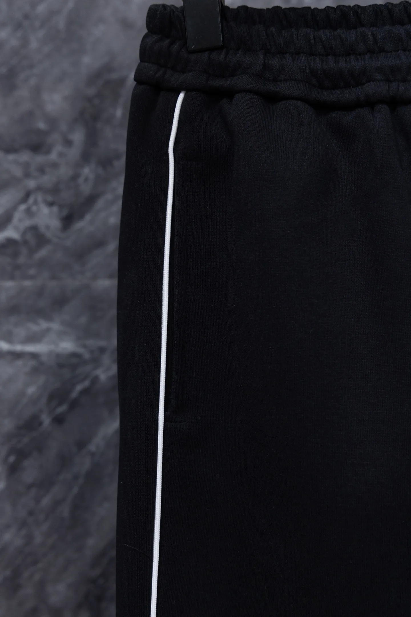 P220 Model No. J0198 MONCLER Men's classic embroidered logo webbing straight pants Made of 460 grams of pure cotton terry fabric with clear threading and 10,000-needle embroidery. Original order customization 1:1 with smooth and delicate lines. Better hand feel and texture. Not easy to deform, not easy to shrink, not easy to fade. Maintains long-lasting beauty. Color Black Gray Size S-XL