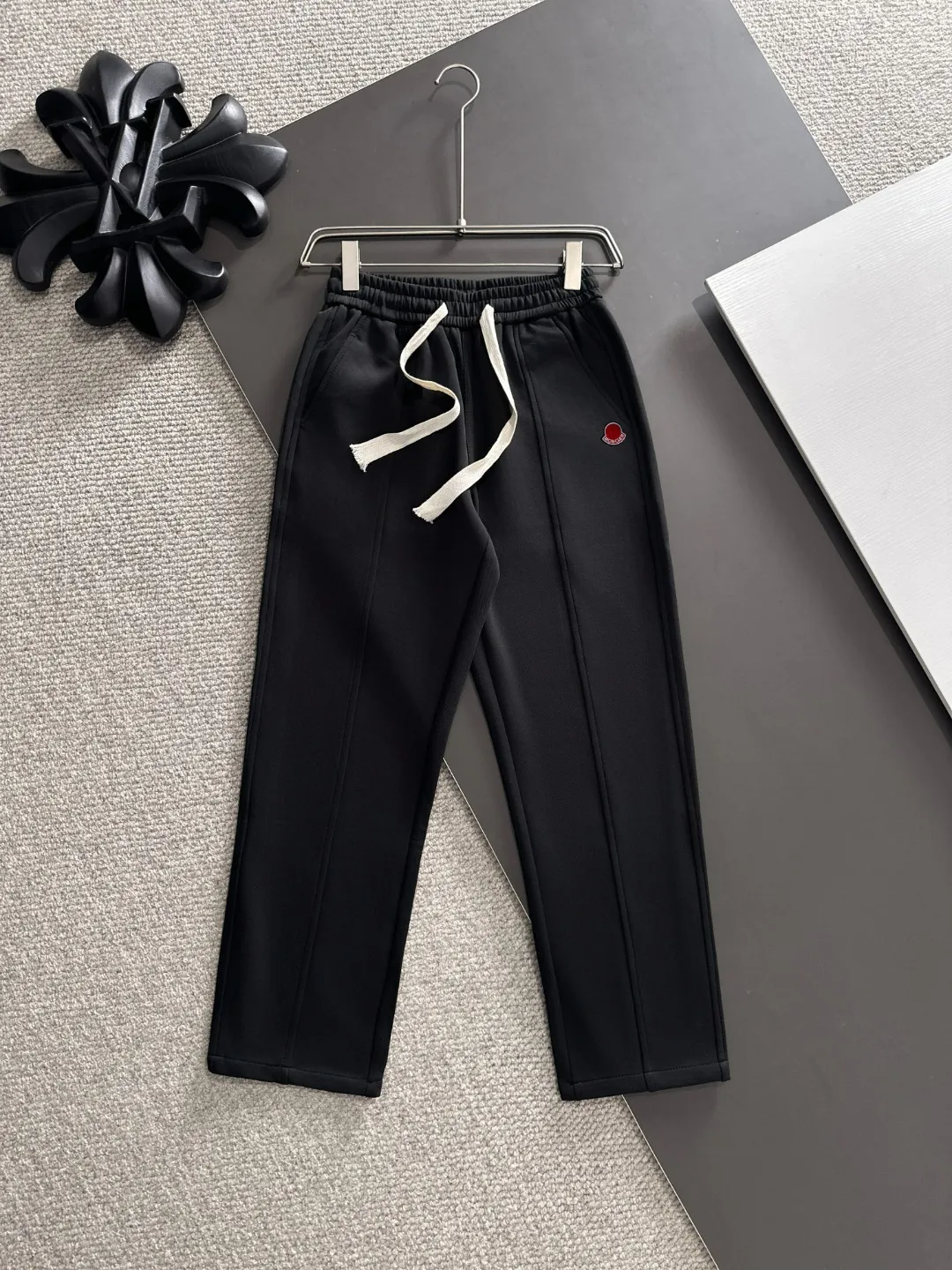 Shipped in 2-3 days P360 MONCLER/Mongolian Exclusive first release of 25ss autumn and winter new high-quality trousers Compare real-life details at will A perfect choice for autumn and winter. A must-have item. Sizes: M to 4XL (please state your height and weight when placing an order)