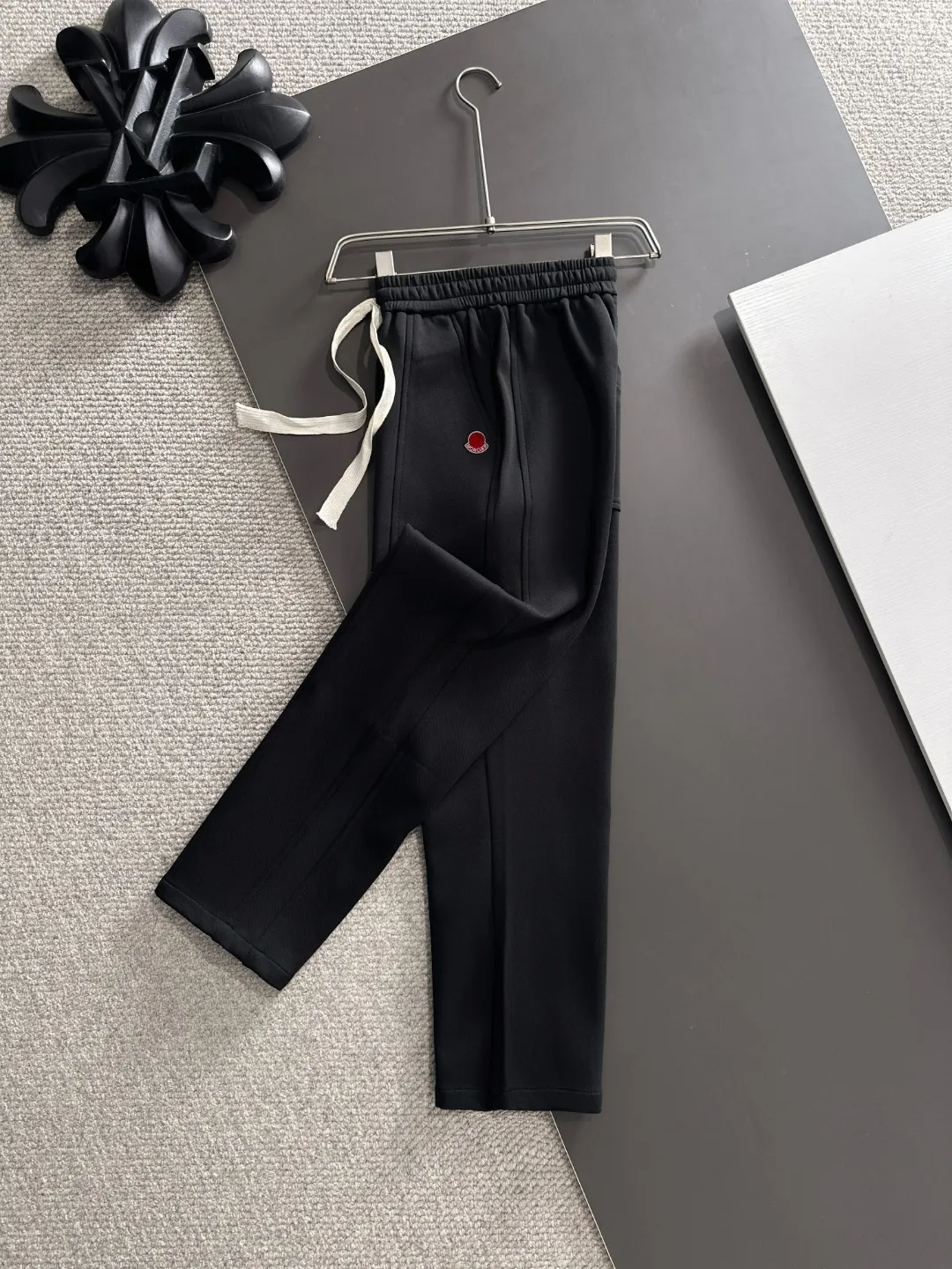 Shipped in 2-3 days P360 MONCLER/Mongolian Exclusive first release of 25ss autumn and winter new high-quality trousers Compare real-life details at will A perfect choice for autumn and winter. A must-have item. Sizes: M to 4XL (please state your height and weight when placing an order)