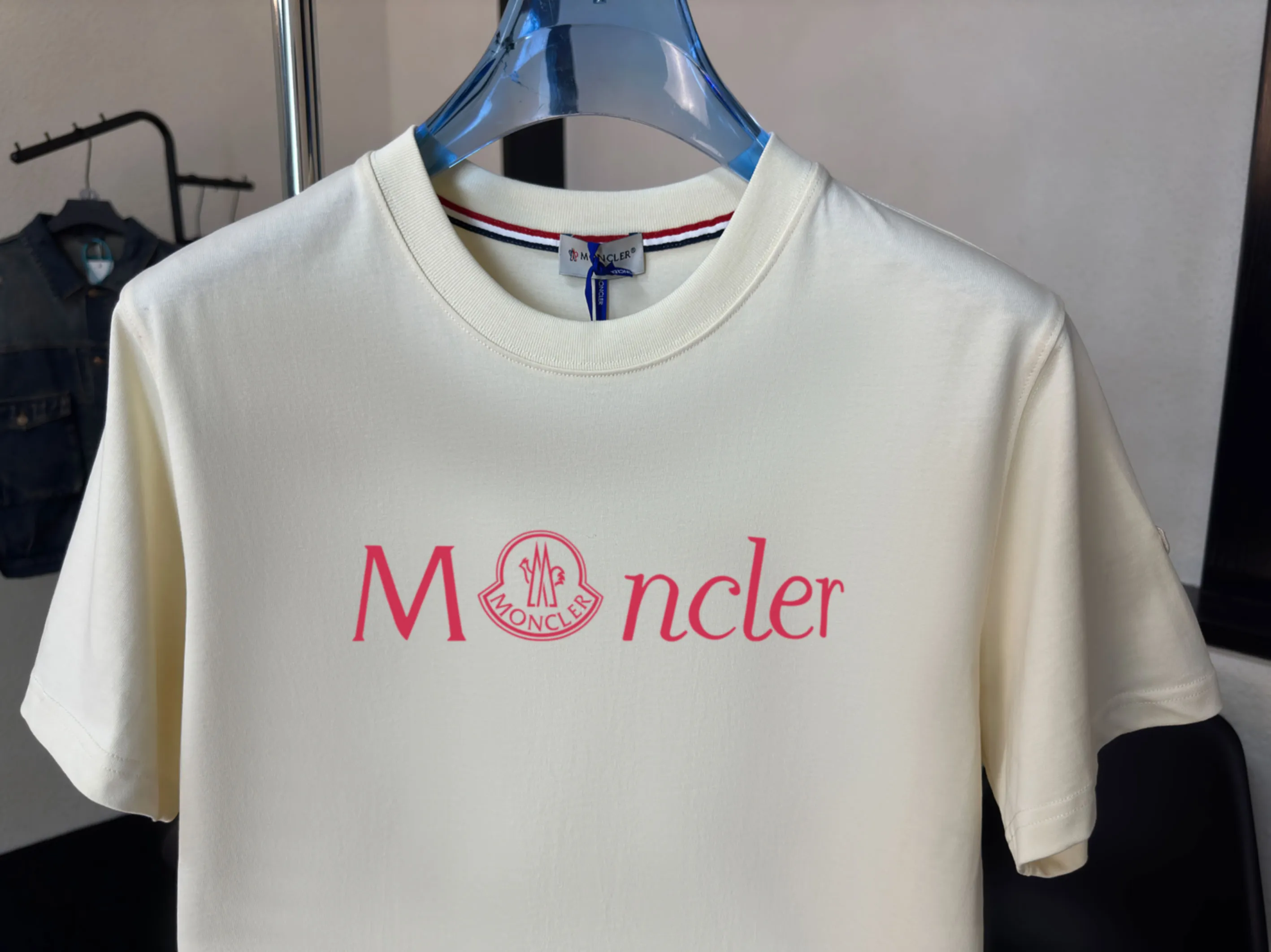 P140 Upgraded version "Mobile phone smart sensor ~ NFC chip armband ~ Direct access to the official website for anti-counterfeiting" "Moncler ~ Mouth Mouth" 2025 new high-quality round neck short-sleeved T-shirt. The cuffs have imported embroidered labels. Customized dyeing, very comfortable to touch. Super versatile and good-looking short-sleeved. Complete with three labels. Non-market ordinary version. Feel free to compare. Quality is absolutely guaranteed! ‼ First of all, this original fabric is all custom-woven with 32-count double yarn fabric, 250G, and the weight is the same‼ Fine workmanship, double waistcoat method, double waistcoat method, double waistcoat method makes the whole dress more three-dimensional, which is not a craft that ordinary T-shirts can achieve🤪 Size: S-M-L-XL-2XL Color: black, white, apricot, same style for men and women