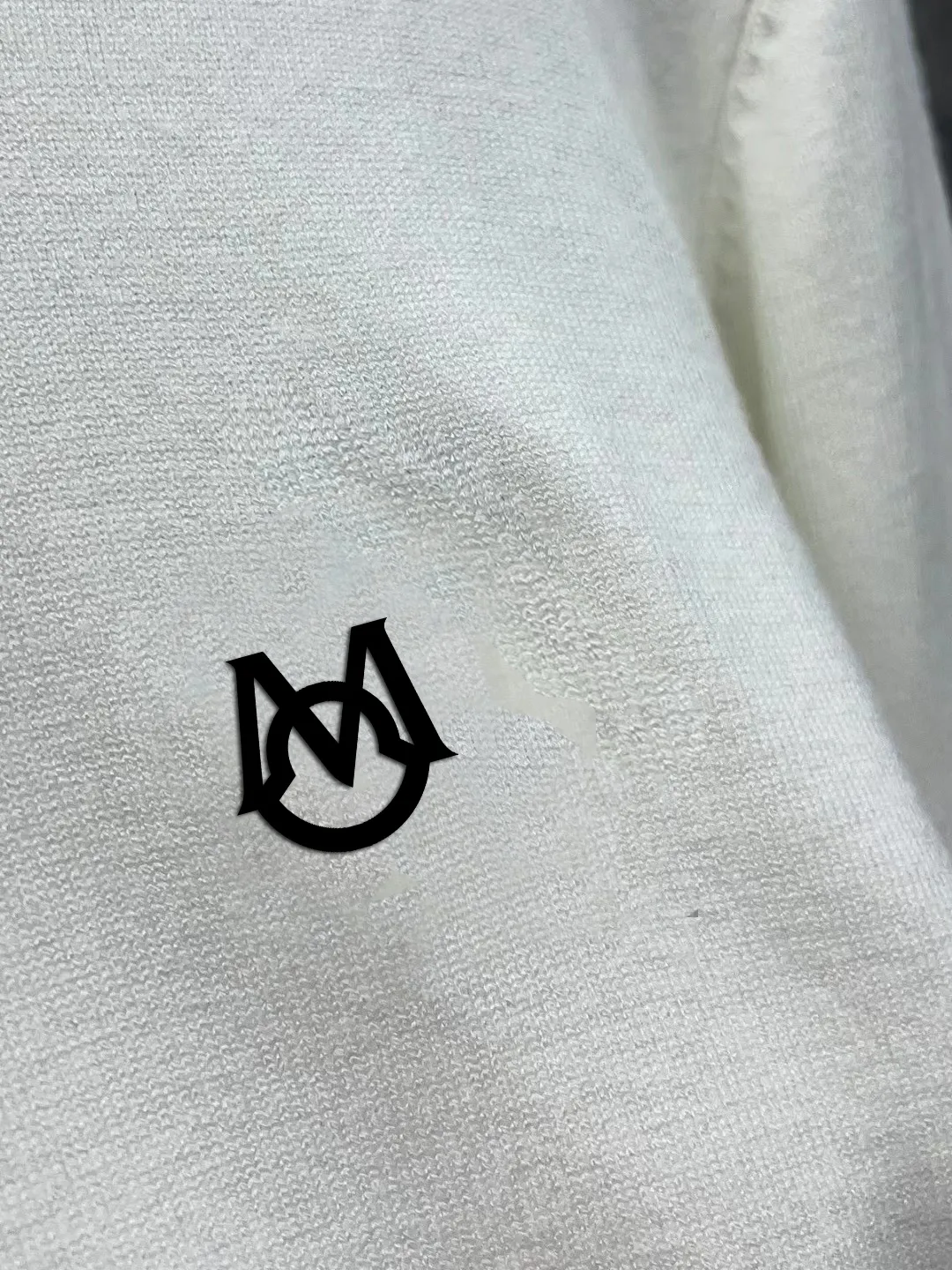 P210 Moncler muzzle, complete with 3 labels, the same style as the official website, exquisitely printed LOGO half-turtleneck, fine wool blended sweater, high-end customized collection for men and women, affiliated to the brand's high-end main line, patented top-grade yarn blending, using innovation to interpret conventional styles. The configuration of the fabric is subversive. The details are remarkable. The most anticipated sweater in autumn and winter. Full of high-end sense. Outflowed from the brand's designated Zhejiang processing factory. Very cost-effective. Meri wool yarn is of excellent quality. It feels super soft, delicate, soft, non-pilling and does not deform. It is available at all major counters simultaneously. It is a must-have product every year. The product seems simple, the process is extremely complicated, and the upper body is not picky. The upper body is extremely skin-friendly and comfortable. It can be worn close to the body with an outer jacket or as an outer layer. Color: Black White Size: M L XL 2XL 3XL