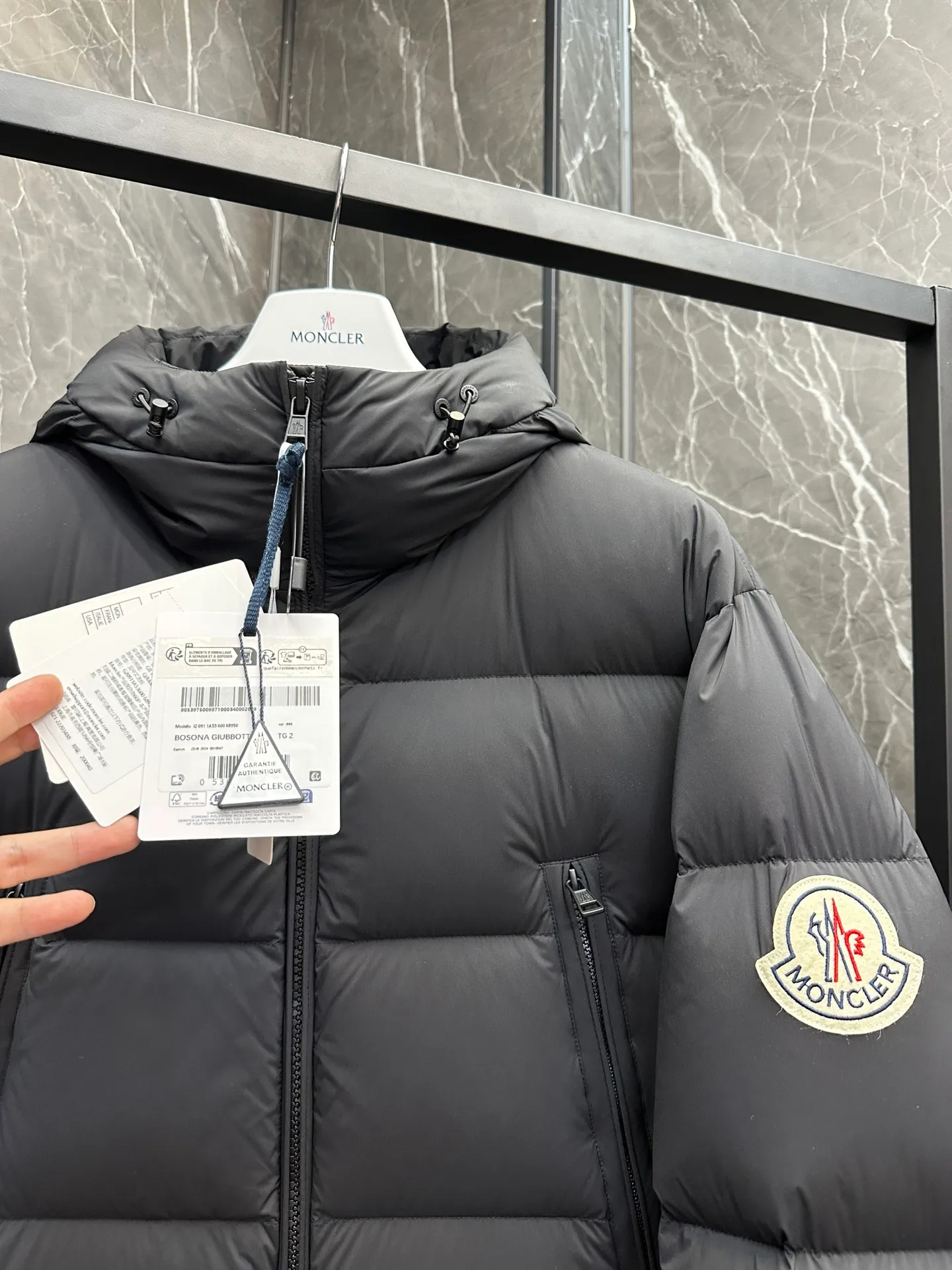 P1100 Special King Fried ⬆️Moncler Bosona mid-length large felt badge down jacket. King popular style. Good-looking upper body for both men and women. 135W+ one ton of special gooseneck filling. 850+ level 10 fill power. Don’t ask how many grams of filling, I can only answer that if you add more filling, the clothes will burst❗️❗️❗️ It is a special product with complete barcode numbers and corresponds to the official website. The tag has built-in NFC electronic sensor anti-counterfeiting. It supports multiple anti-counterfeiting verifications. It comes standard with a full set of counter gift box packaging🎁. It distinguishes all low-end products. It specializes in treating obsessive-compulsive disorder customers with over-the-counter princess disease. You can get it if you are in high demand... This Bosona men's long down jacket combines Moncler's classic aesthetics, excellent performance and protective features.  The Bosona long down jacket is made of longue saison fabric and is designed with practical details to provide both warmth and protection. As a Moncler classic, this down jacket features a detachable hood and a front zipper placket that covers the windshield, significantly improving its protective performance. Details •Made from longue saison fabric •Longue saison lining •Filled with down •Removable hood •Zip and snap closure •Zip pockets •Patch pockets on sleeves •Adjustable cuffs •Drawstring hem Size: 1-5 Couple D74108056980