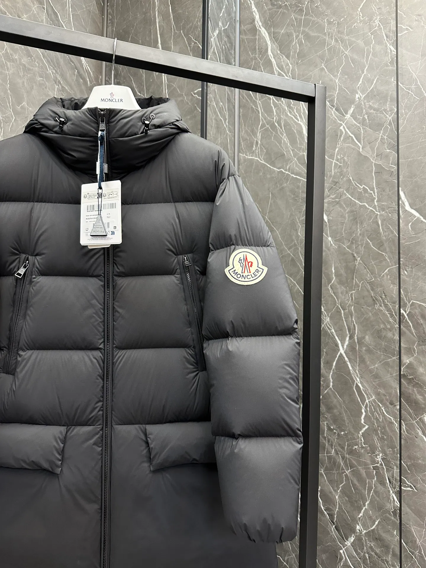 P1100 Special King Fried ⬆️Moncler Bosona mid-length large felt badge down jacket. King popular style. Good-looking upper body for both men and women. 135W+ one ton of special gooseneck filling. 850+ level 10 fill power. Don’t ask how many grams of filling, I can only answer that if you add more filling, the clothes will burst❗️❗️❗️ It is a special product with complete barcode numbers and corresponds to the official website. The tag has built-in NFC electronic sensor anti-counterfeiting. It supports multiple anti-counterfeiting verifications. It comes standard with a full set of counter gift box packaging🎁. It distinguishes all low-end products. It specializes in treating obsessive-compulsive disorder customers with over-the-counter princess disease. You can get it if you are in high demand... This Bosona men's long down jacket combines Moncler's classic aesthetics, excellent performance and protective features.  The Bosona long down jacket is made of longue saison fabric and is designed with practical details to provide both warmth and protection. As a Moncler classic, this down jacket features a detachable hood and a front zipper placket that covers the windshield, significantly improving its protective performance. Details •Made from longue saison fabric •Longue saison lining •Filled with down •Removable hood •Zip and snap closure •Zip pockets •Patch pockets on sleeves •Adjustable cuffs •Drawstring hem Size: 1-5 Couple D74108056980