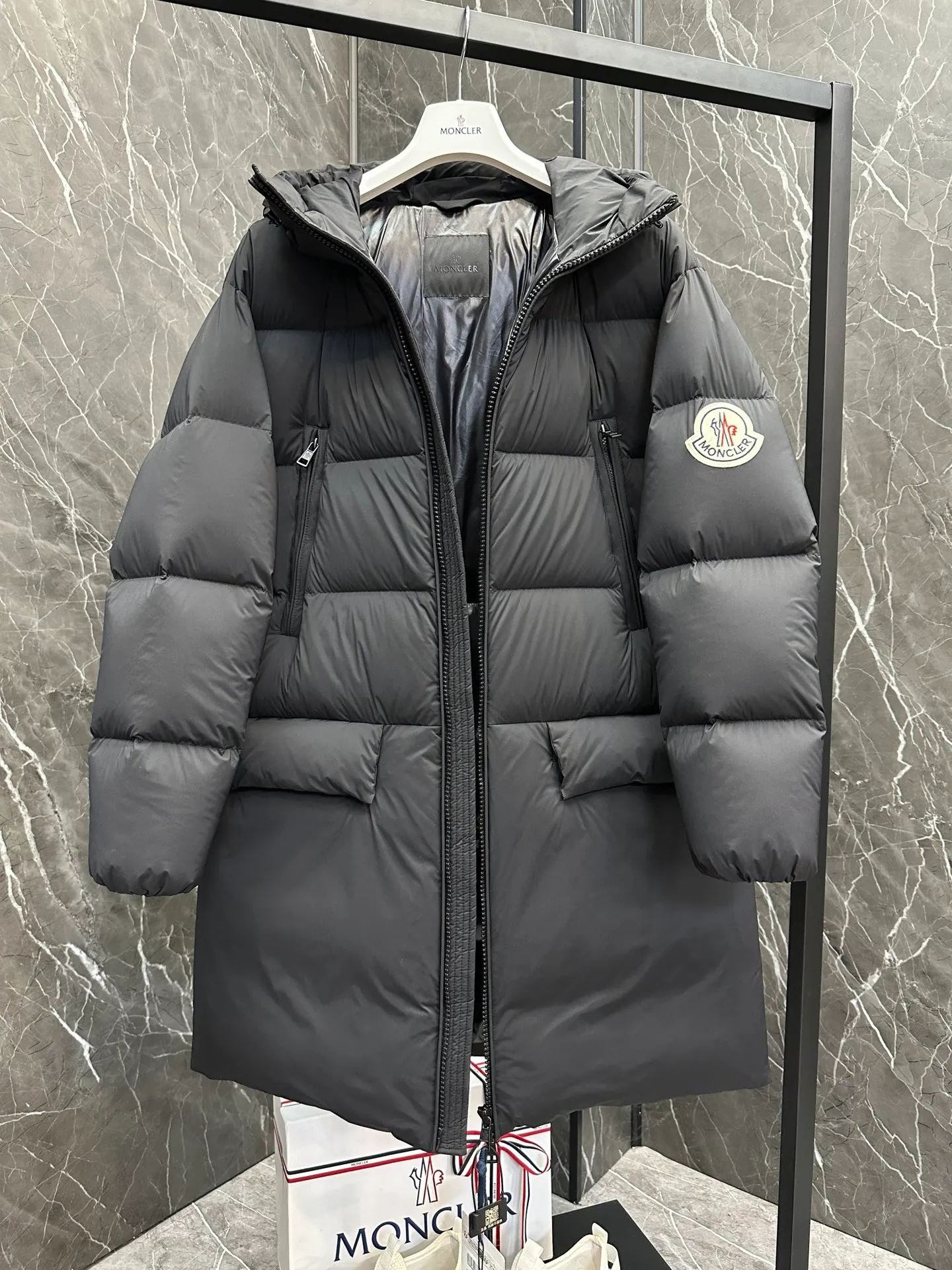 P1100 Special King Fried ⬆️Moncler Bosona mid-length large felt badge down jacket. King popular style. Good-looking upper body for both men and women. 135W+ one ton of special gooseneck filling. 850+ level 10 fill power. Don’t ask how many grams of filling, I can only answer that if you add more filling, the clothes will burst❗️❗️❗️ It is a special product with complete barcode numbers and corresponds to the official website. The tag has built-in NFC electronic sensor anti-counterfeiting. It supports multiple anti-counterfeiting verifications. It comes standard with a full set of counter gift box packaging🎁. It distinguishes all low-end products. It specializes in treating obsessive-compulsive disorder customers with over-the-counter princess disease. You can get it if you are in high demand... This Bosona men's long down jacket combines Moncler's classic aesthetics, excellent performance and protective features.  The Bosona long down jacket is made of longue saison fabric and is designed with practical details to provide both warmth and protection. As a Moncler classic, this down jacket features a detachable hood and a front zipper placket that covers the windshield, significantly improving its protective performance. Details •Made from longue saison fabric •Longue saison lining •Filled with down •Removable hood •Zip and snap closure •Zip pockets •Patch pockets on sleeves •Adjustable cuffs •Drawstring hem Size: 1-5 Couple D74108056980