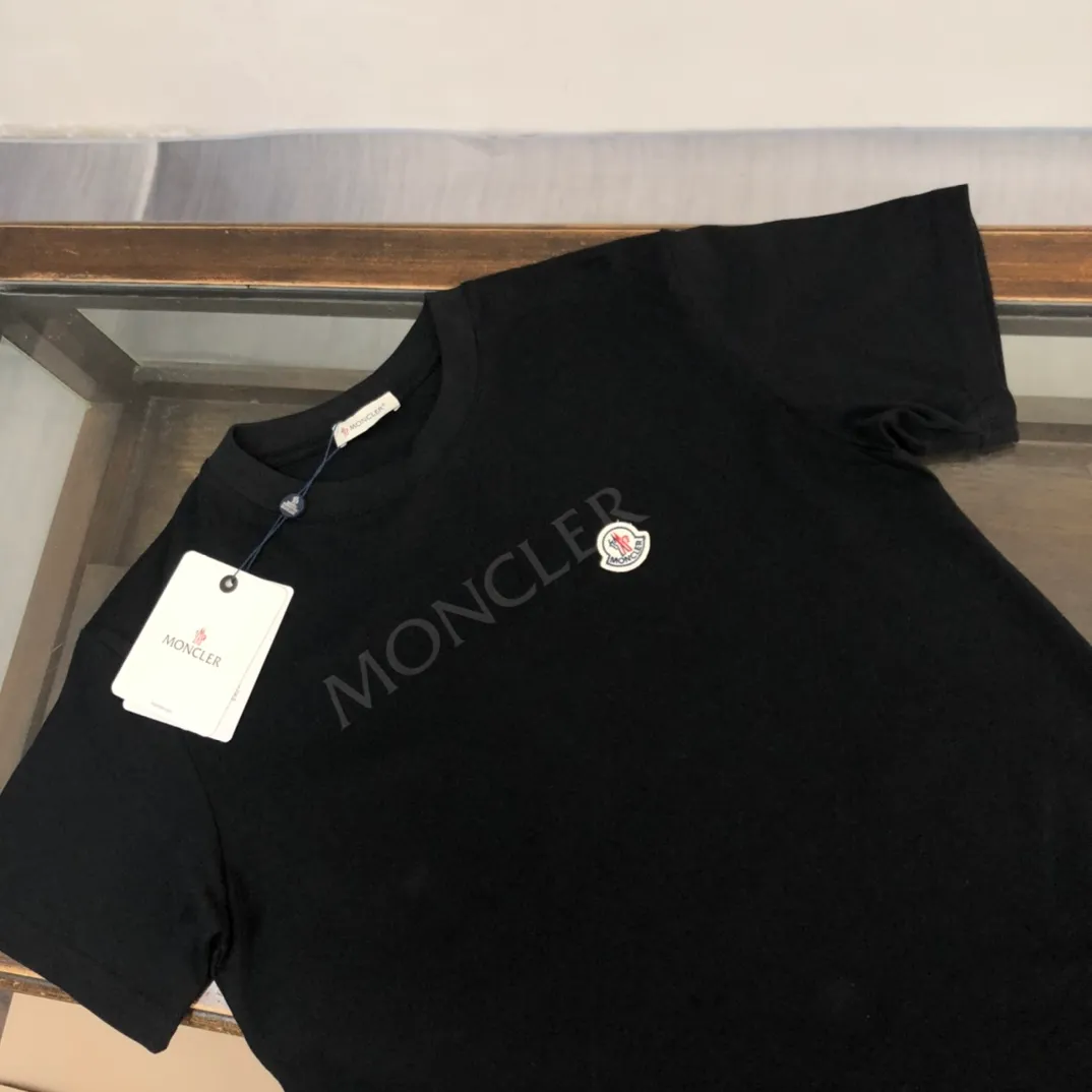P170 Moncler 2023 new men's round neck short-sleeved couple T-shirt, new spring and summer product, high quality 🔥🔥Fashionable and versatile, customized imported fabrics, comfortable to wear, breathable, fashionable without losing personality, casual and casual upper body, handsome and stylish, showing the temperament of a big brand. All three standards are complete! ! Color: black white Size: S-XL (loose fit)