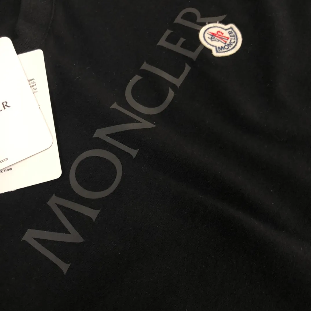 P170 Moncler 2023 new men's round neck short-sleeved couple T-shirt, new spring and summer product, high quality 🔥🔥Fashionable and versatile, customized imported fabrics, comfortable to wear, breathable, fashionable without losing personality, casual and casual upper body, handsome and stylish, showing the temperament of a big brand. All three standards are complete! ! Color: black white Size: S-XL (loose fit)