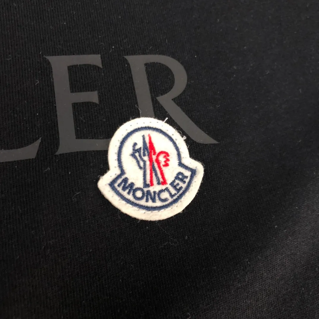 P170 Moncler 2023 new men's round neck short-sleeved couple T-shirt, new spring and summer product, high quality 🔥🔥Fashionable and versatile, customized imported fabrics, comfortable to wear, breathable, fashionable without losing personality, casual and casual upper body, handsome and stylish, showing the temperament of a big brand. All three standards are complete! ! Color: black white Size: S-XL (loose fit)