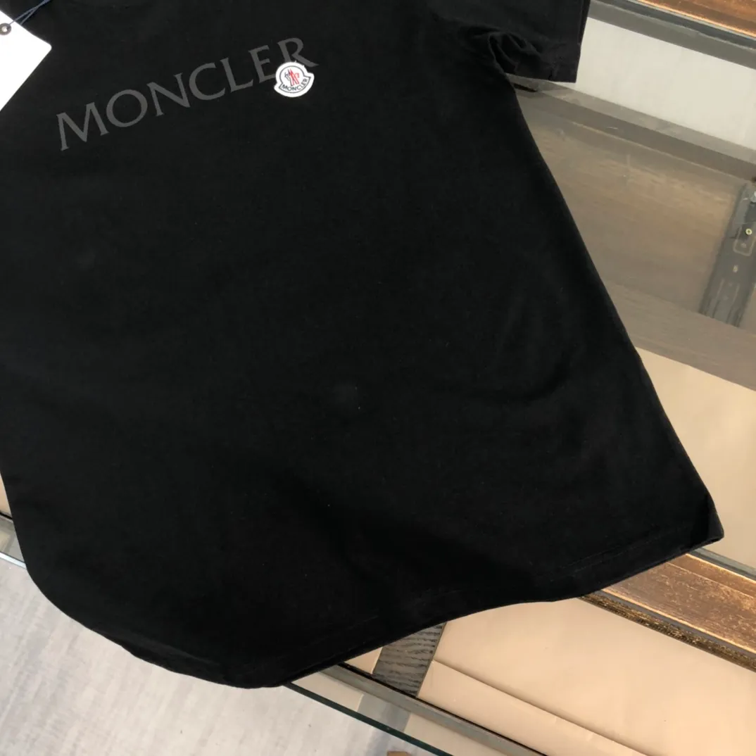 P170 Moncler 2023 new men's round neck short-sleeved couple T-shirt, new spring and summer product, high quality 🔥🔥Fashionable and versatile, customized imported fabrics, comfortable to wear, breathable, fashionable without losing personality, casual and casual upper body, handsome and stylish, showing the temperament of a big brand. All three standards are complete! ! Color: black white Size: S-XL (loose fit)