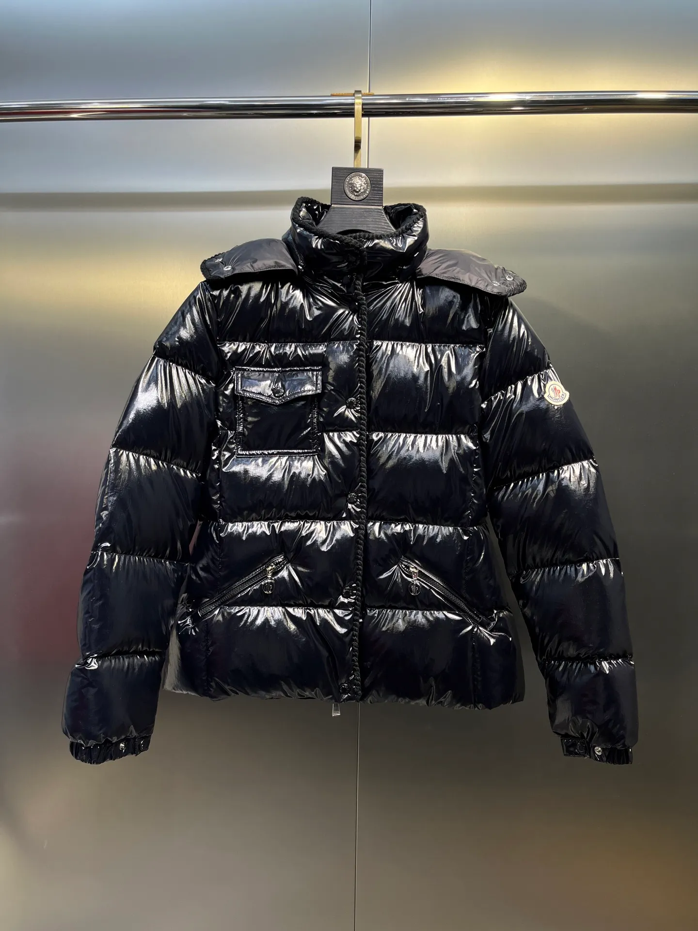 P900 Moncler🌟25 new oil wax leather waist style GLAREIN hooded long-sleeved down jacket for women. Oil wax leather coated new fabric, slim design style, warm and slimming, 90% duck down filling, molded custom hardware. Color: red, white, blue, black Code number: 1234
