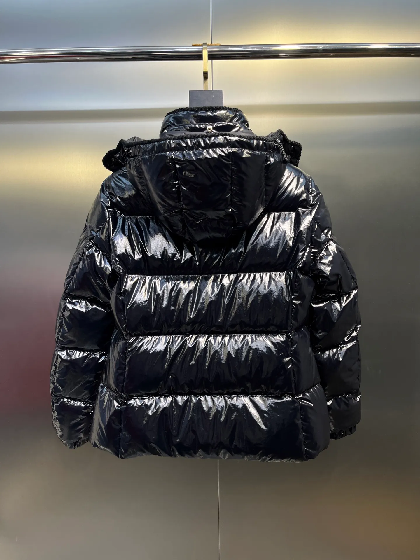 P900 Moncler🌟25 new oil wax leather waist style GLAREIN hooded long-sleeved down jacket for women. Oil wax leather coated new fabric, slim design style, warm and slimming, 90% duck down filling, molded custom hardware. Color: red, white, blue, black Code number: 1234