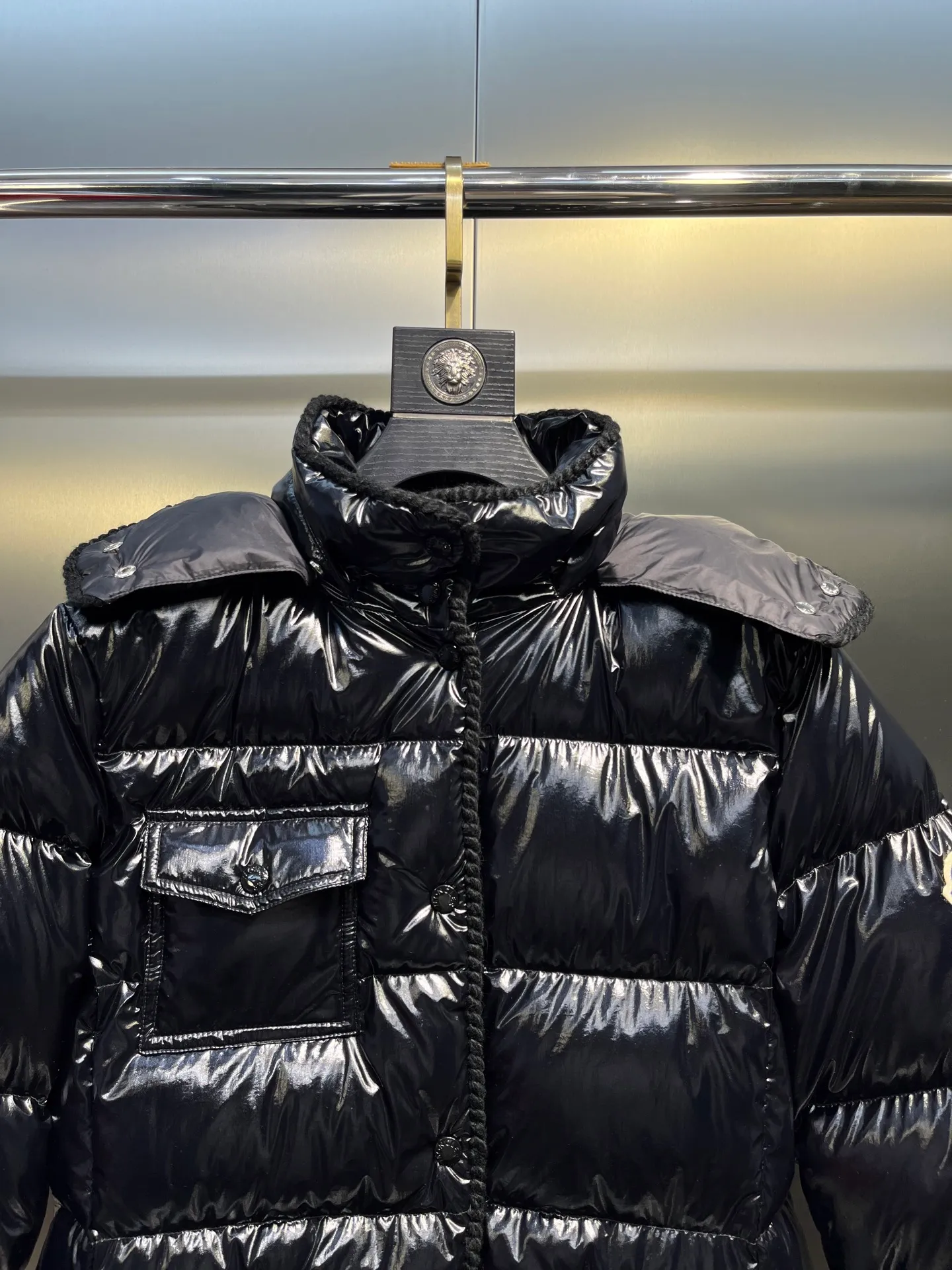 P900 Moncler🌟25 new oil wax leather waist style GLAREIN hooded long-sleeved down jacket for women. Oil wax leather coated new fabric, slim design style, warm and slimming, 90% duck down filling, molded custom hardware. Color: red, white, blue, black Code number: 1234