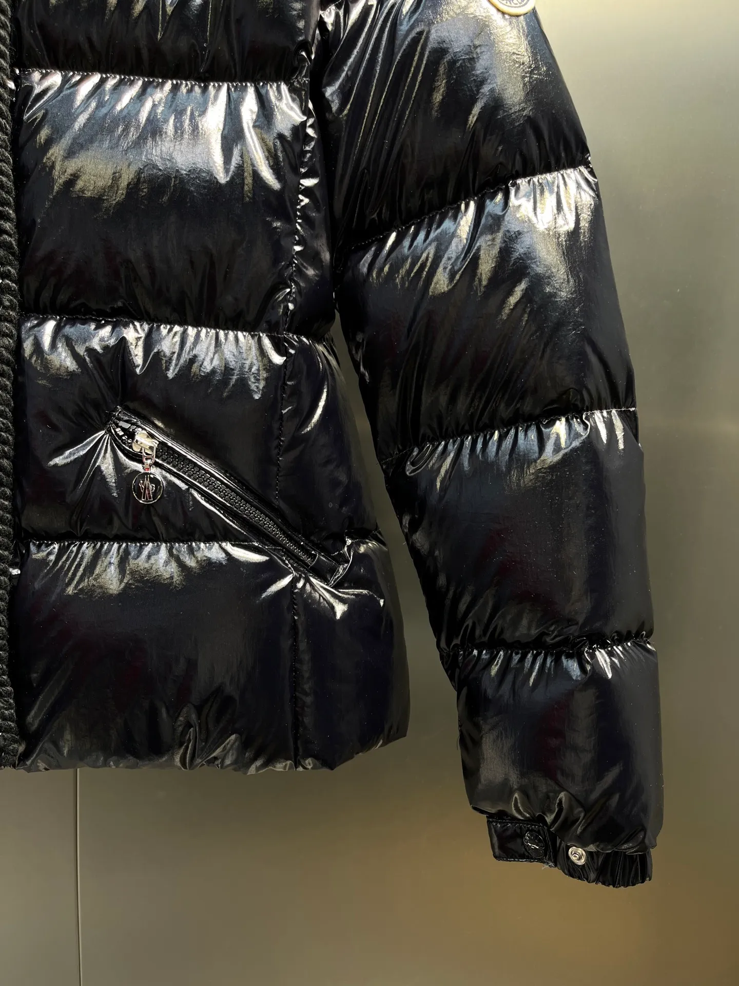 P900 Moncler🌟25 new oil wax leather waist style GLAREIN hooded long-sleeved down jacket for women. Oil wax leather coated new fabric, slim design style, warm and slimming, 90% duck down filling, molded custom hardware. Color: red, white, blue, black Code number: 1234