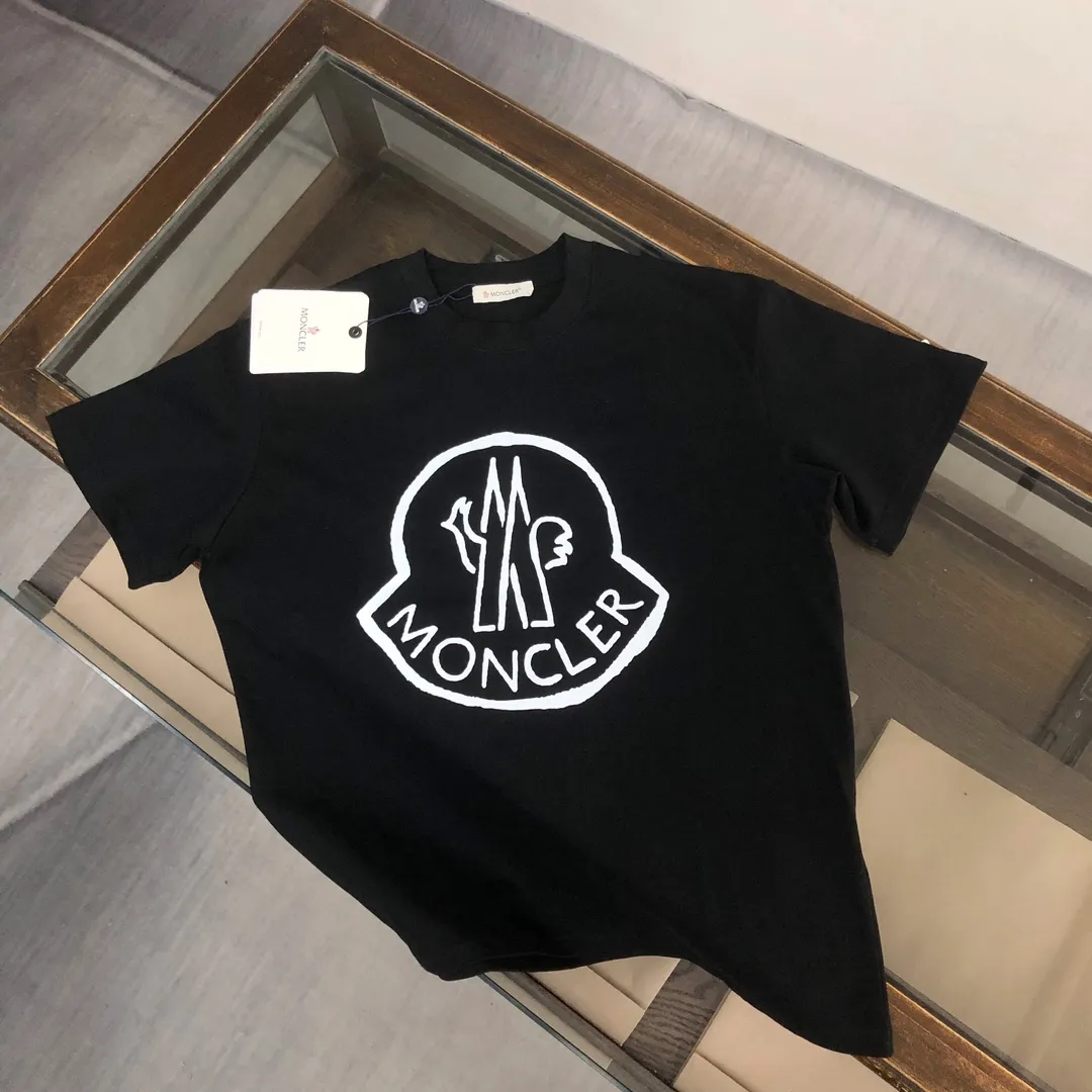 P150 MONCLER 25 The latest short-sleeved T-shirt for couples~Featured brand printing design~The upper body of the fabric is comfortable and breathable, not stiff, slim cut, and made of high-end custom-made pure cotton fabric! The upper body is comfortable and stylish, and it can be worn alone as an inner layer. It is a must-have for fashionistas! ! ! Color: Black White Size: S M L XL (Loose fit! Please state your height and weight when placing an order)
