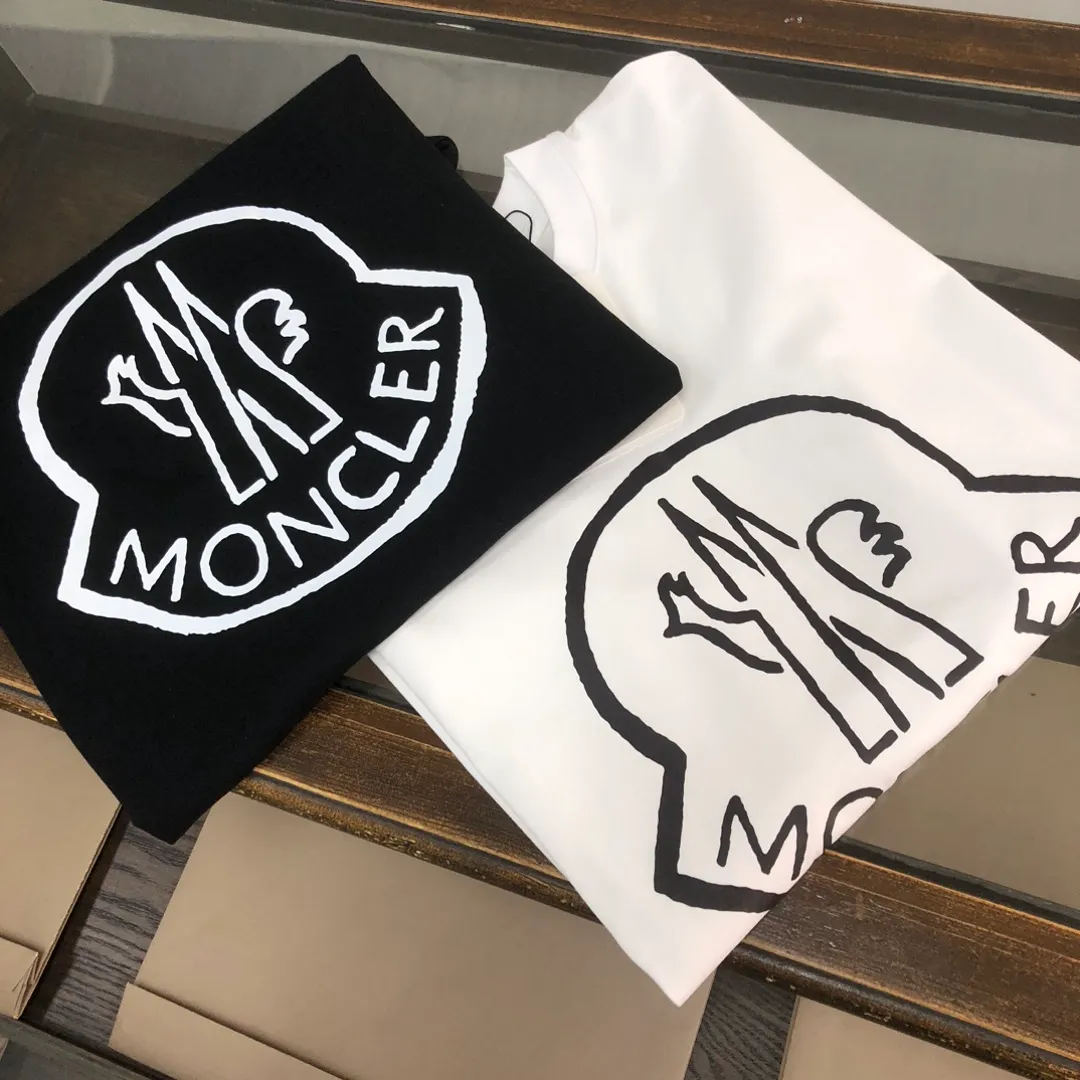 P150 MONCLER 25 The latest short-sleeved T-shirt for couples~Featured brand printing design~The upper body of the fabric is comfortable and breathable, not stiff, slim cut, and made of high-end custom-made pure cotton fabric! The upper body is comfortable and stylish, and it can be worn alone as an inner layer. It is a must-have for fashionistas! ! ! Color: Black White Size: S M L XL (Loose fit! Please state your height and weight when placing an order)