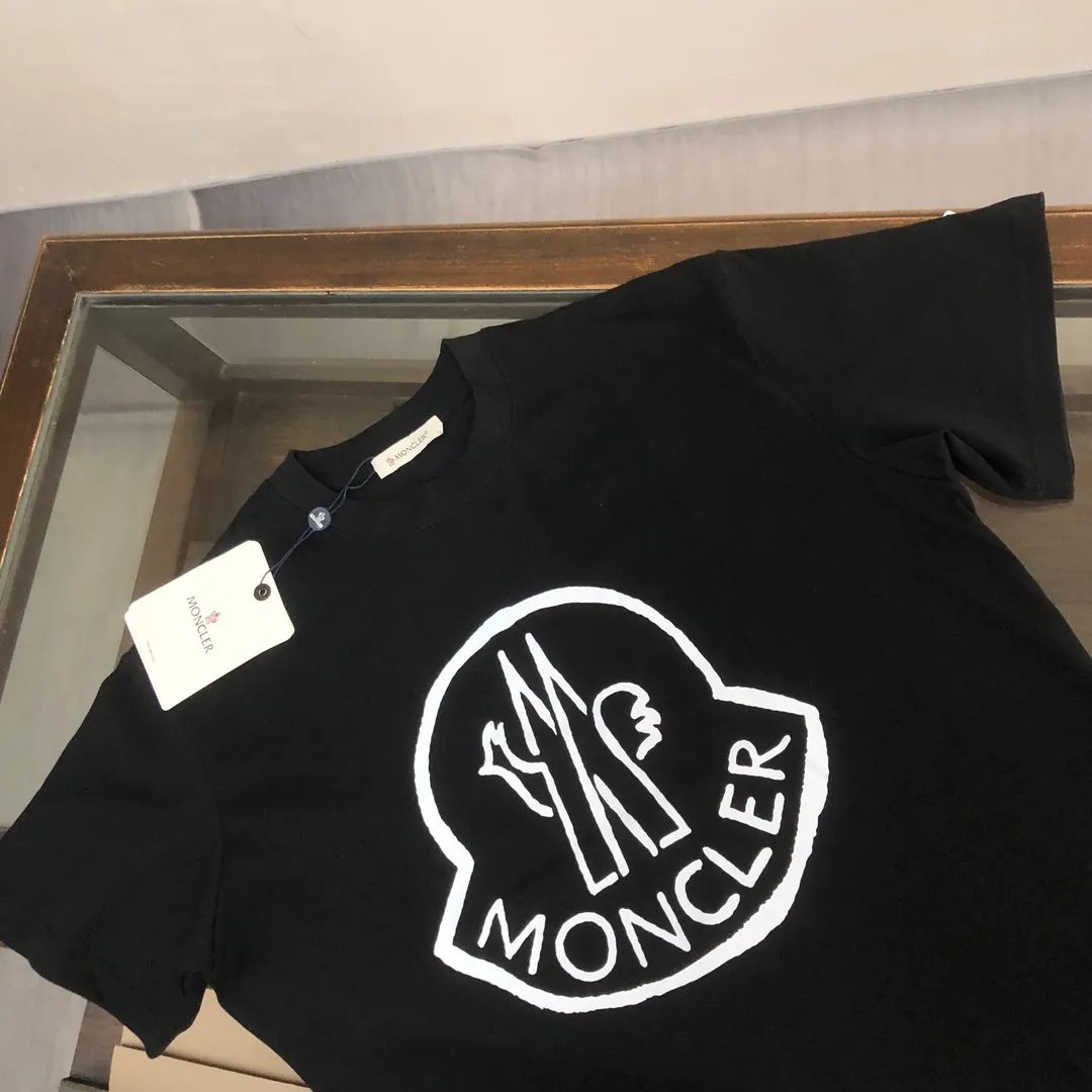 P150 MONCLER 25 The latest short-sleeved T-shirt for couples~Featured brand printing design~The upper body of the fabric is comfortable and breathable, not stiff, slim cut, and made of high-end custom-made pure cotton fabric! The upper body is comfortable and stylish, and it can be worn alone as an inner layer. It is a must-have for fashionistas! ! ! Color: Black White Size: S M L XL (Loose fit! Please state your height and weight when placing an order)
