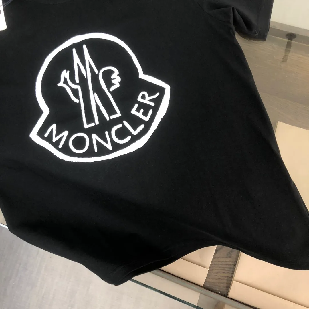 P150 MONCLER 25 The latest short-sleeved T-shirt for couples~Featured brand printing design~The upper body of the fabric is comfortable and breathable, not stiff, slim cut, and made of high-end custom-made pure cotton fabric! The upper body is comfortable and stylish, and it can be worn alone as an inner layer. It is a must-have for fashionistas! ! ! Color: Black White Size: S M L XL (Loose fit! Please state your height and weight when placing an order)